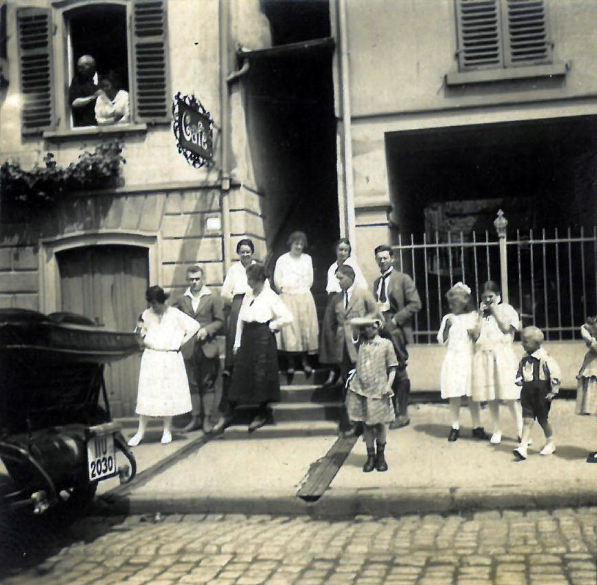Die Familie Greser vor ihrem Café in der Ludwigstraße