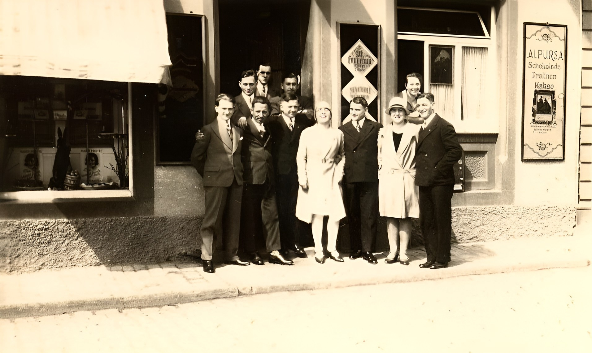Die Familie Schmitt vor ihrem Café
