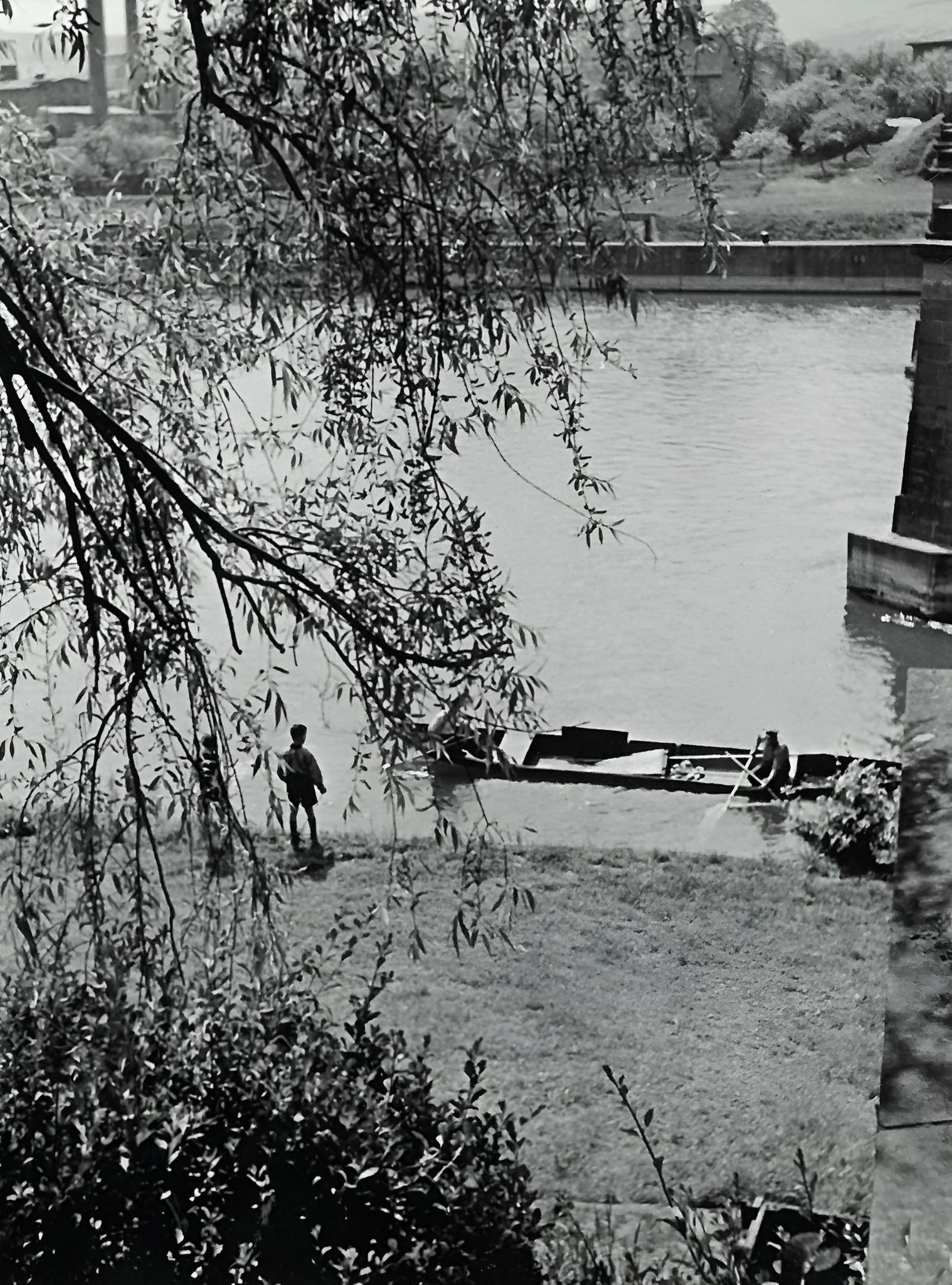 Fischerboot an der Mainbrücke um 1940