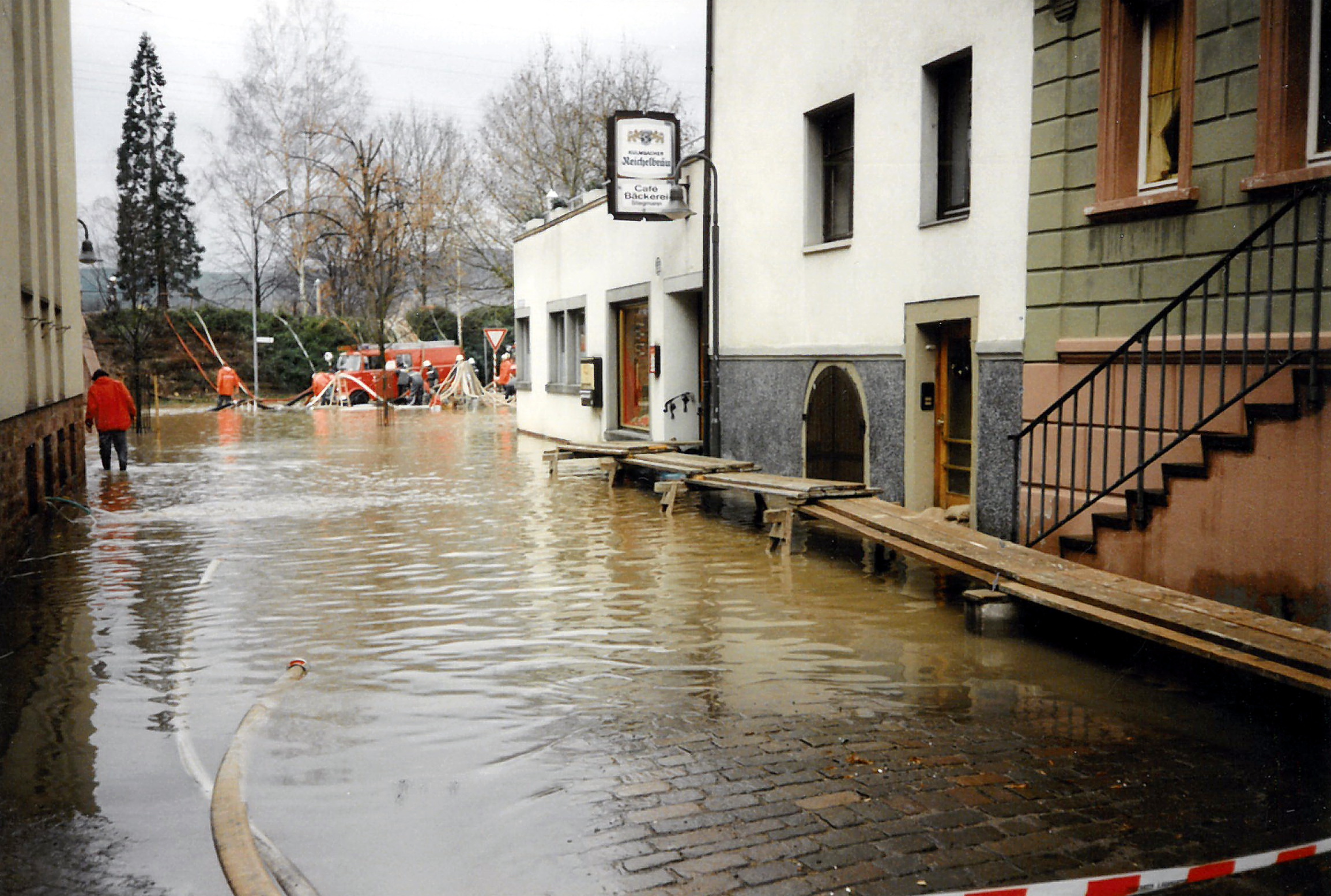 Ein Steg führt zum Café Bäckerei Stegmann