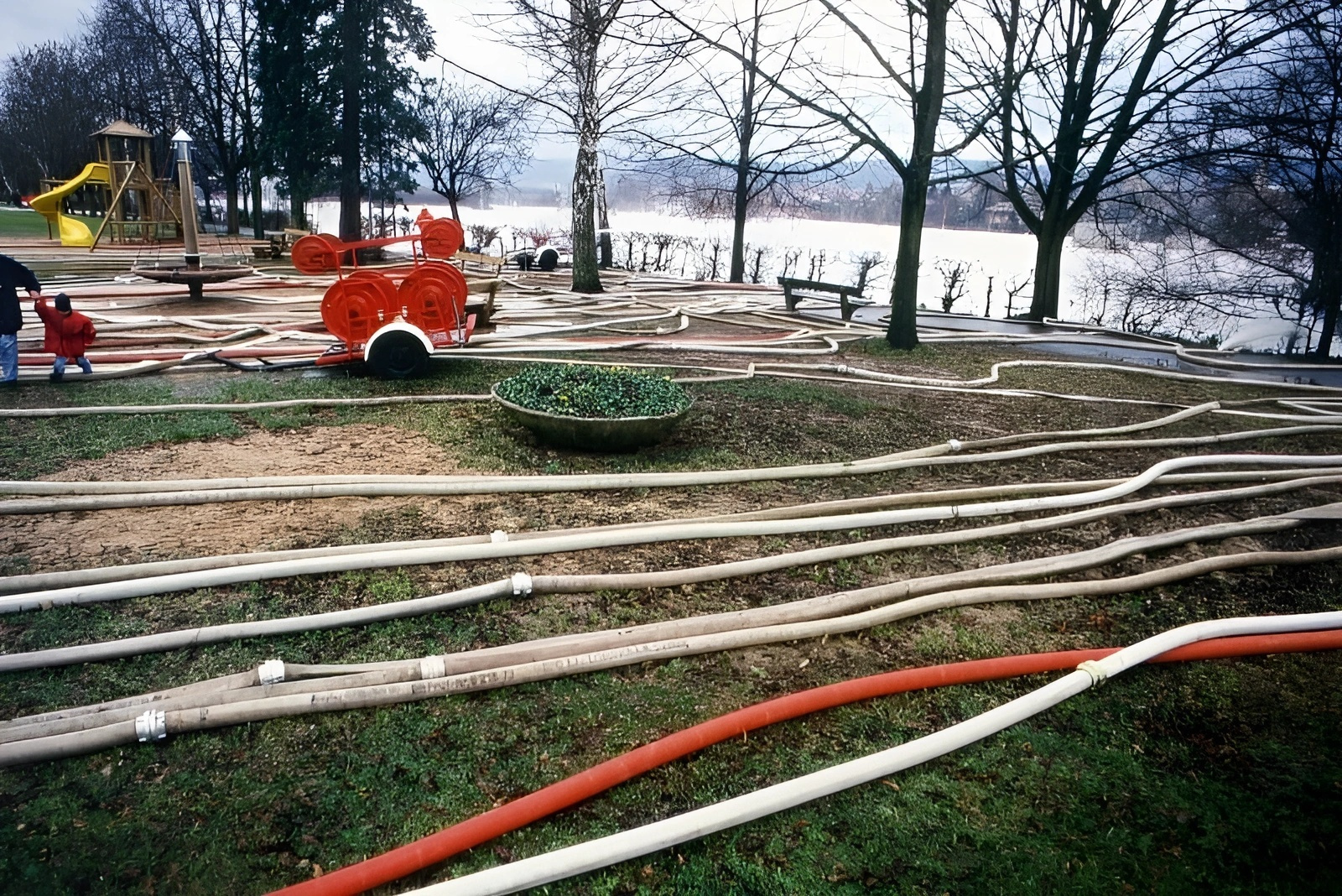 Das Wasser wird über den Damm zurück in den Main gepumpt