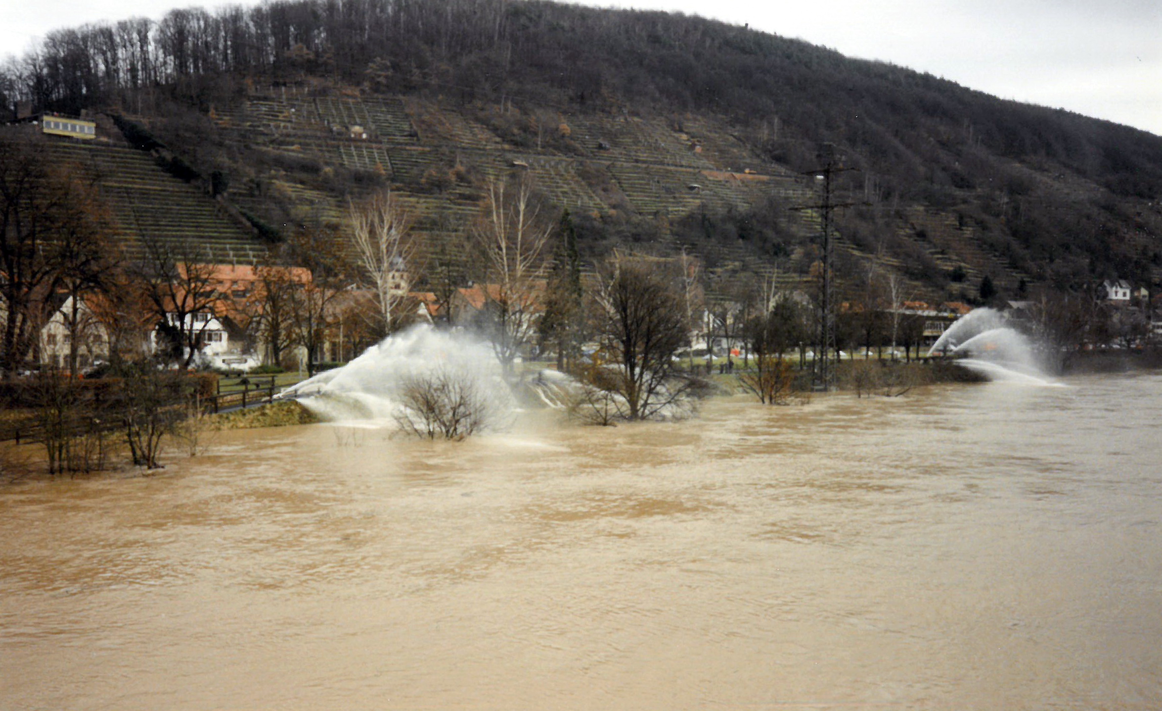 Der Maindamm von der Brücke aus fotografiert