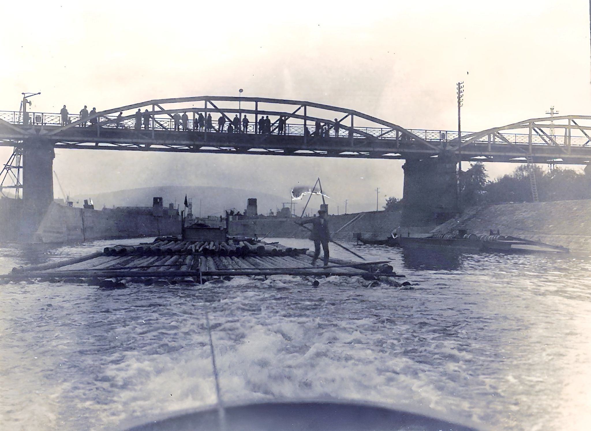 Floß unter de Mainbrücke