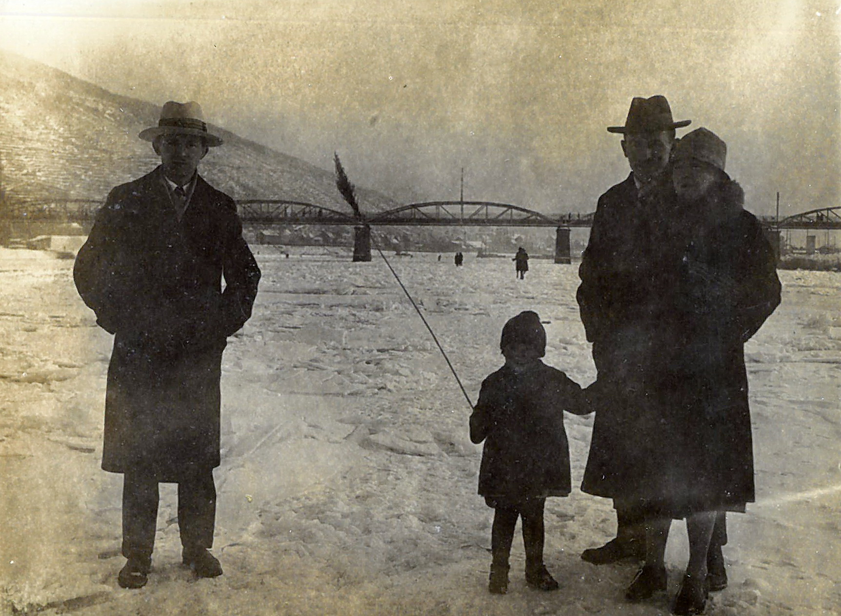 Die Familie Valentin Pfister auf dem Main-Eis 1929