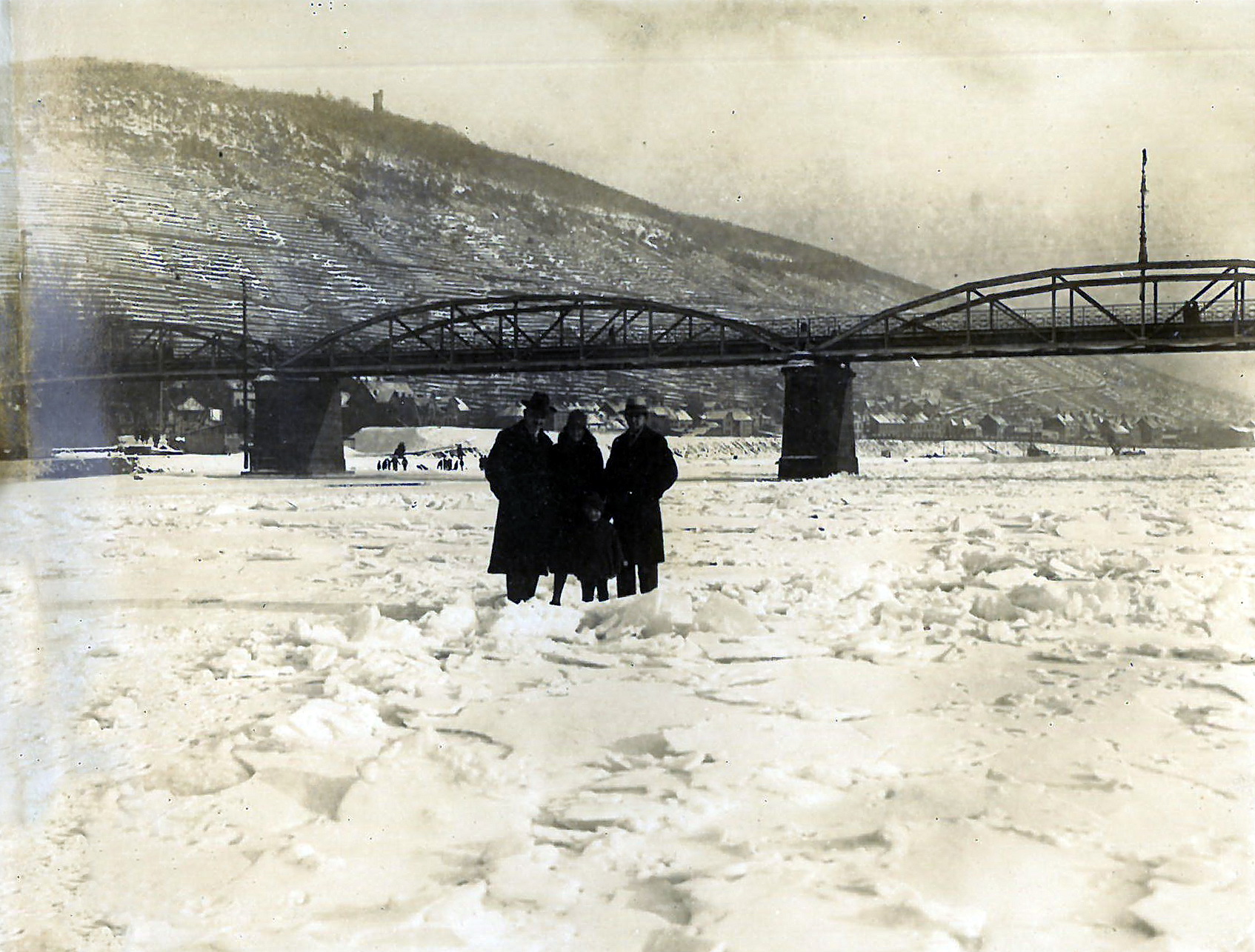 Main-Eis Februar 1929 (mit Onkel Theo auf dem Eis)