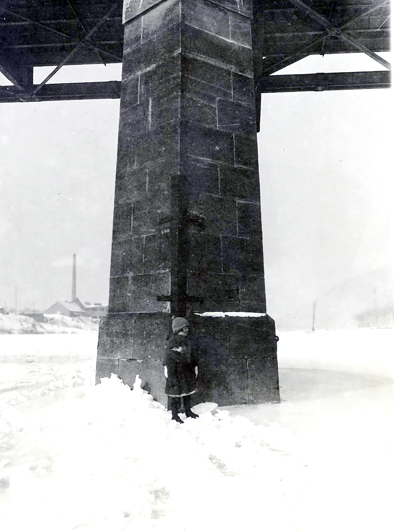 Vor dem Brückenpfeiler der Mainbrücke im Januar 1929