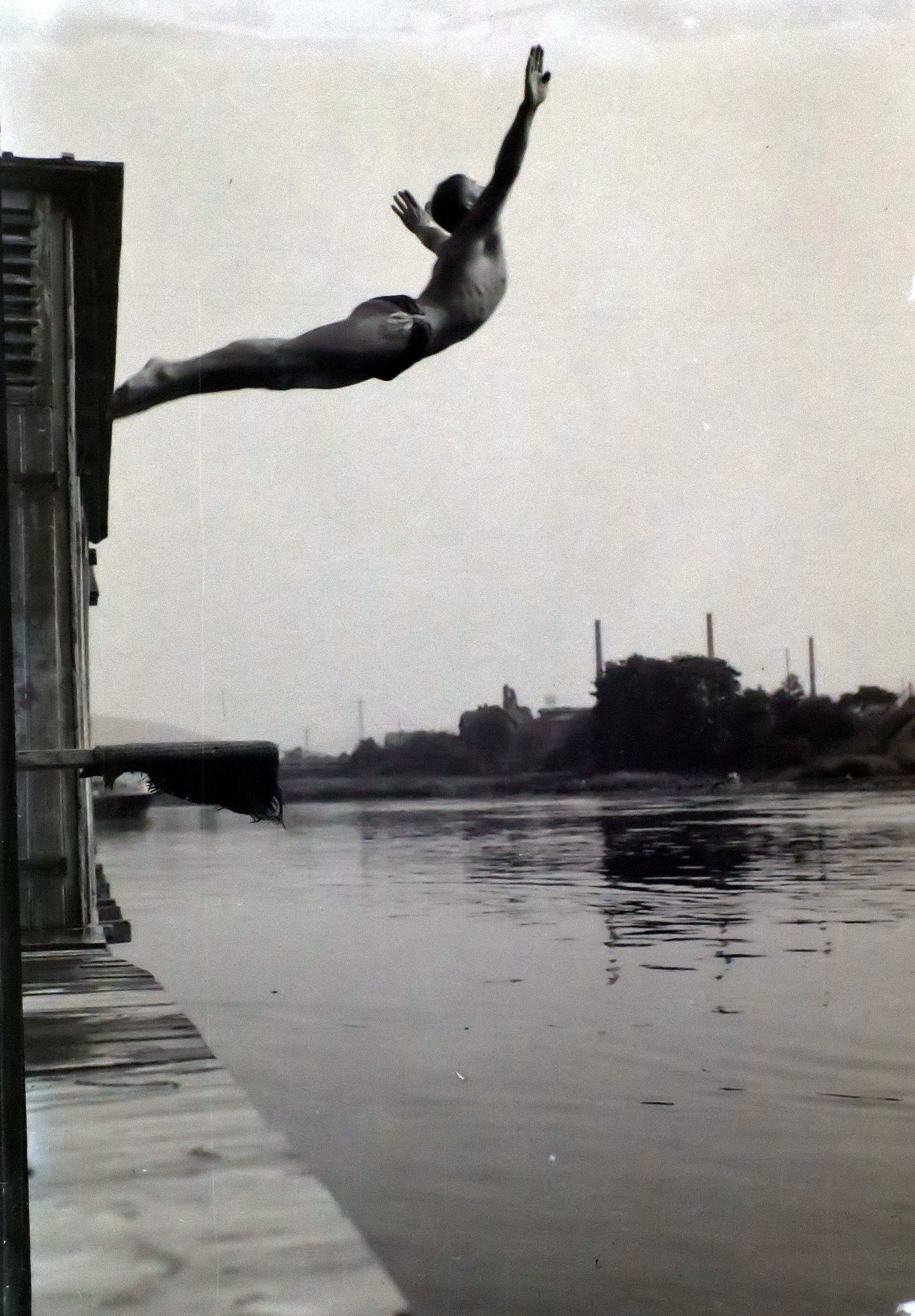 Kopfsprung vom Dach der Umkleidekabine