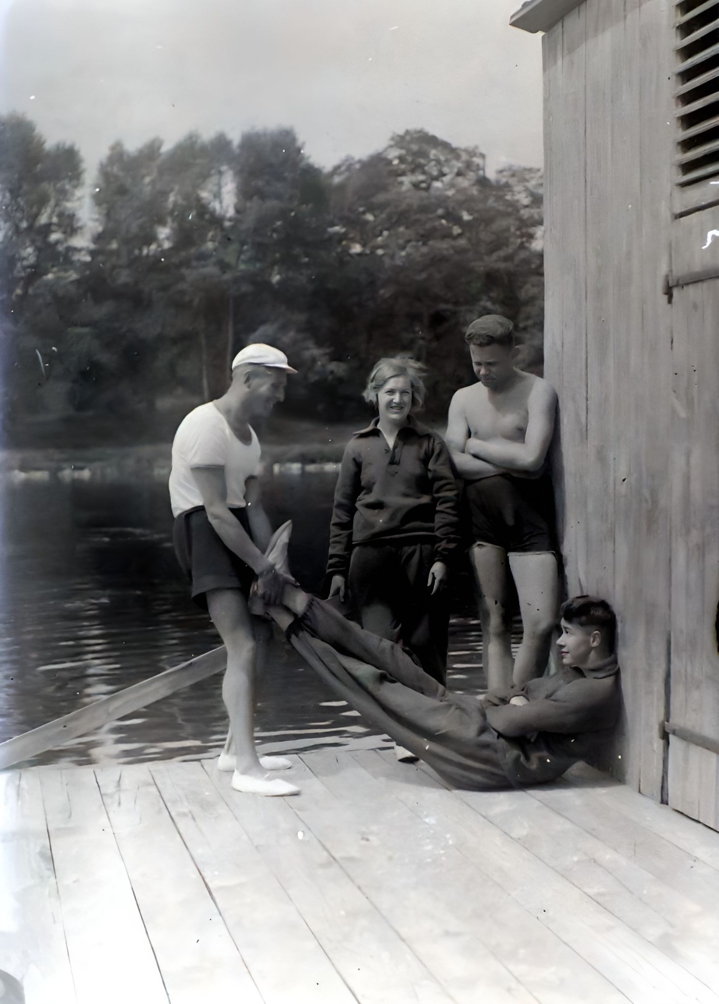 Junge Leute auf der Terrasse des Maindbades