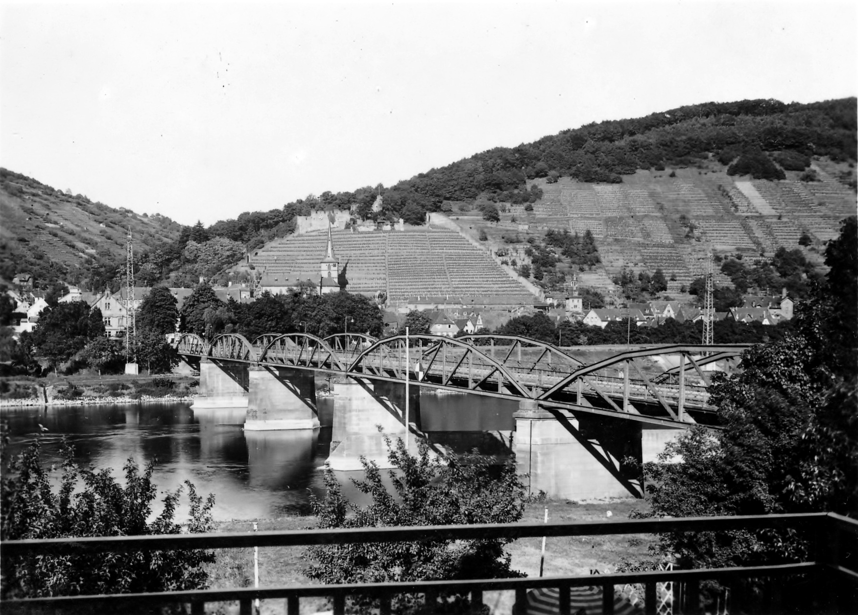 Die alte Mainbrücke von 1880