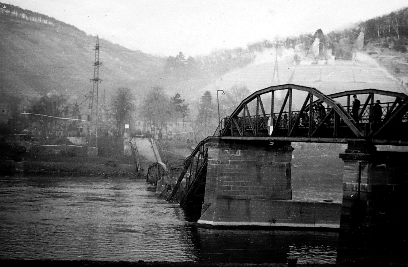 Nach der Brückensprengung  am 26. März 1945