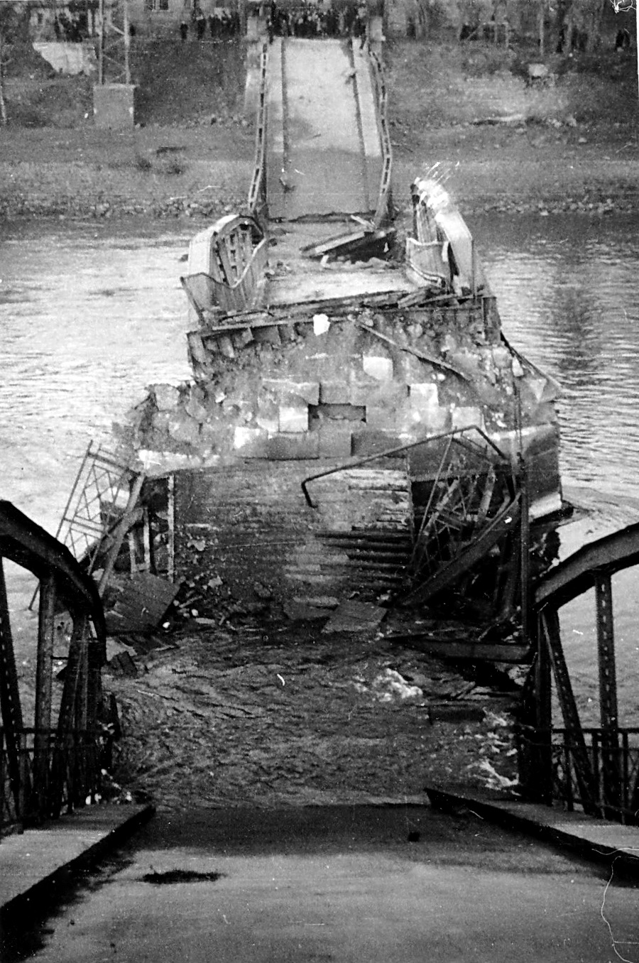 Nach der Brückensprengung  am 26. März 1945