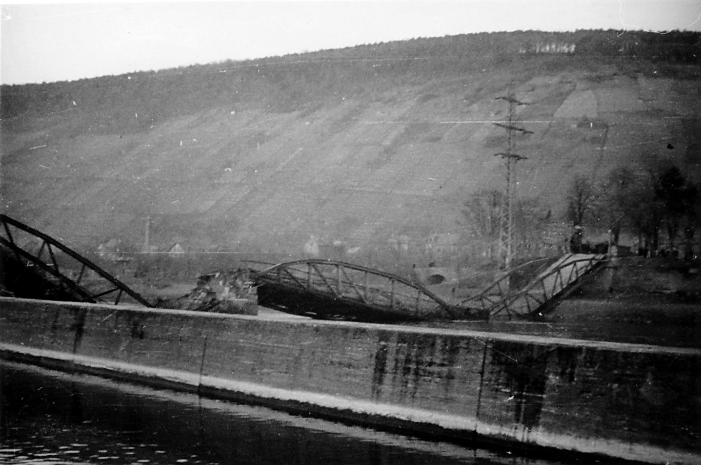 Nach der Brückensprengung  am 26. März 1945