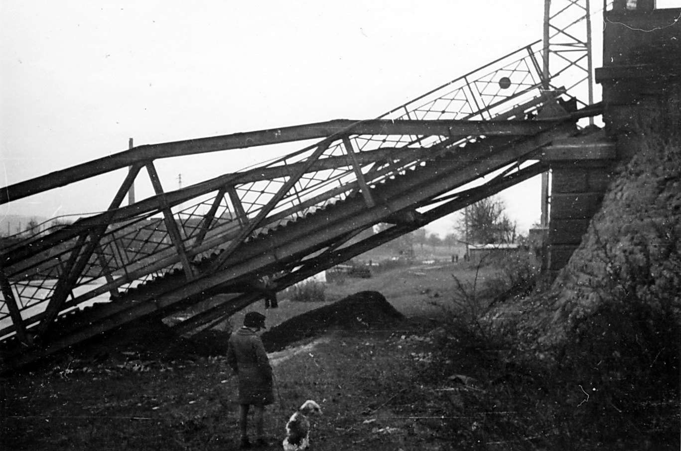 Nach der Brückensprengung  am 26. März 1945