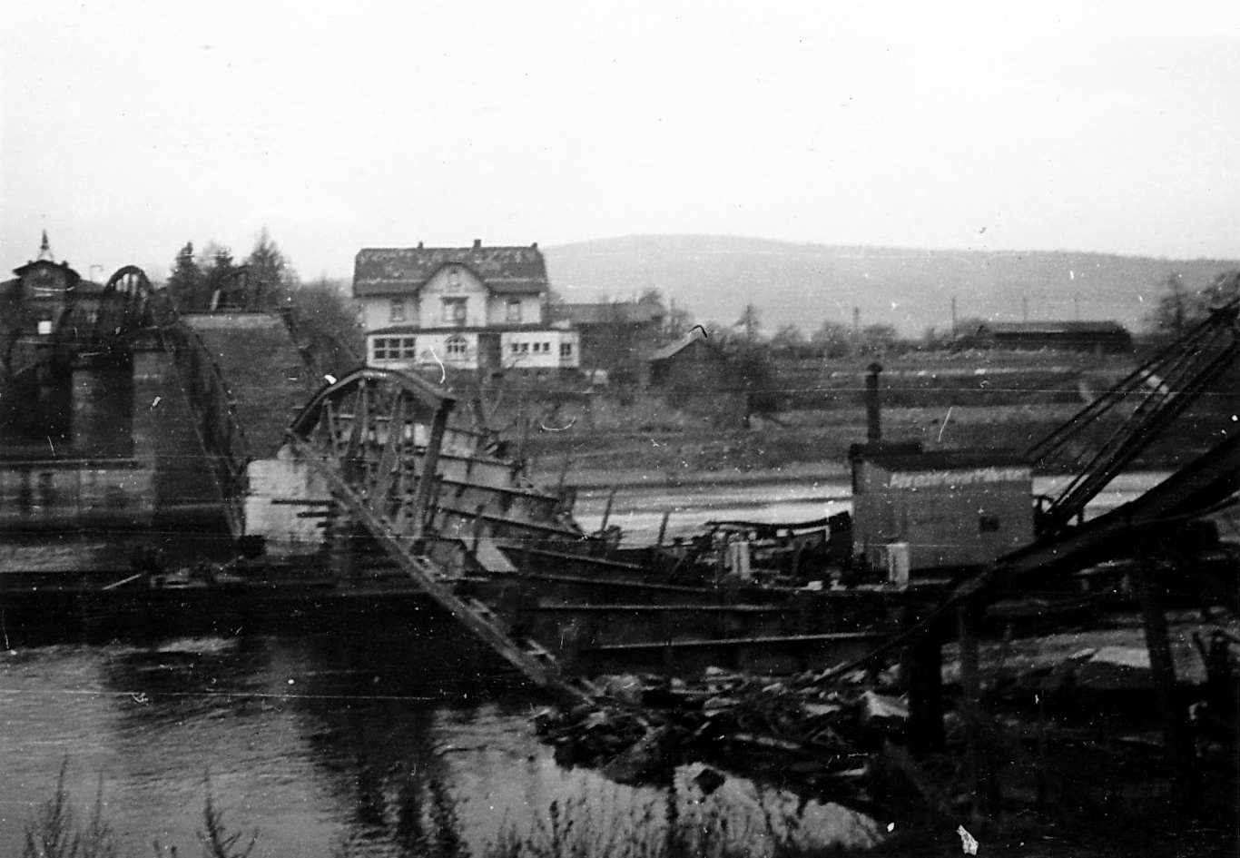 Nach der Brückensprengung  am 26. März 1945