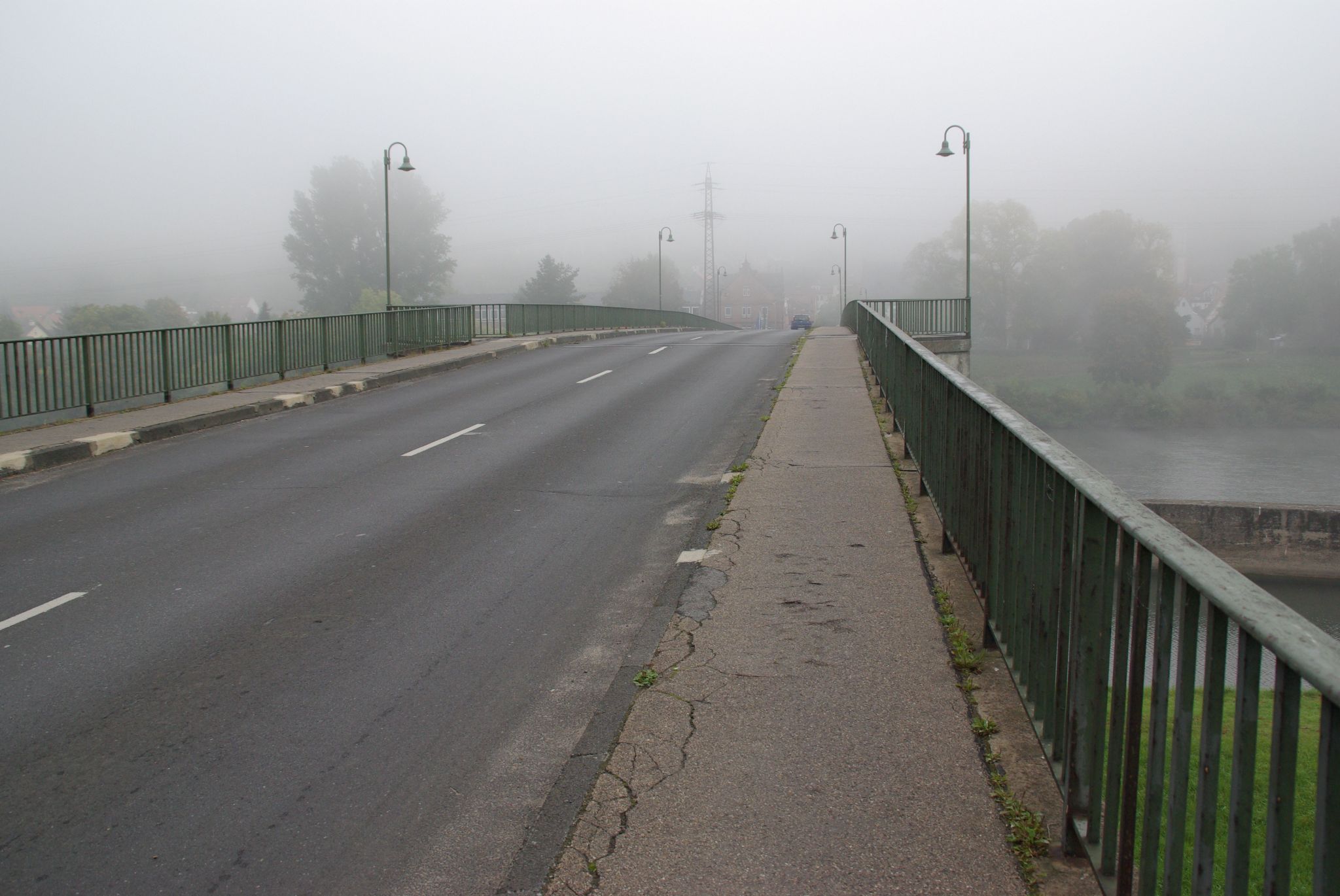 Die Mainbrücke im Morgennebel 2008