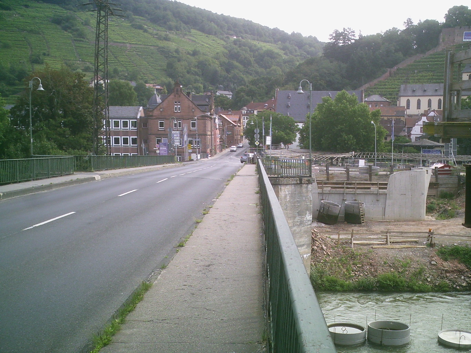 Die Mainbrücke 2011 nach Baubeginn der 3. Mainbrücke