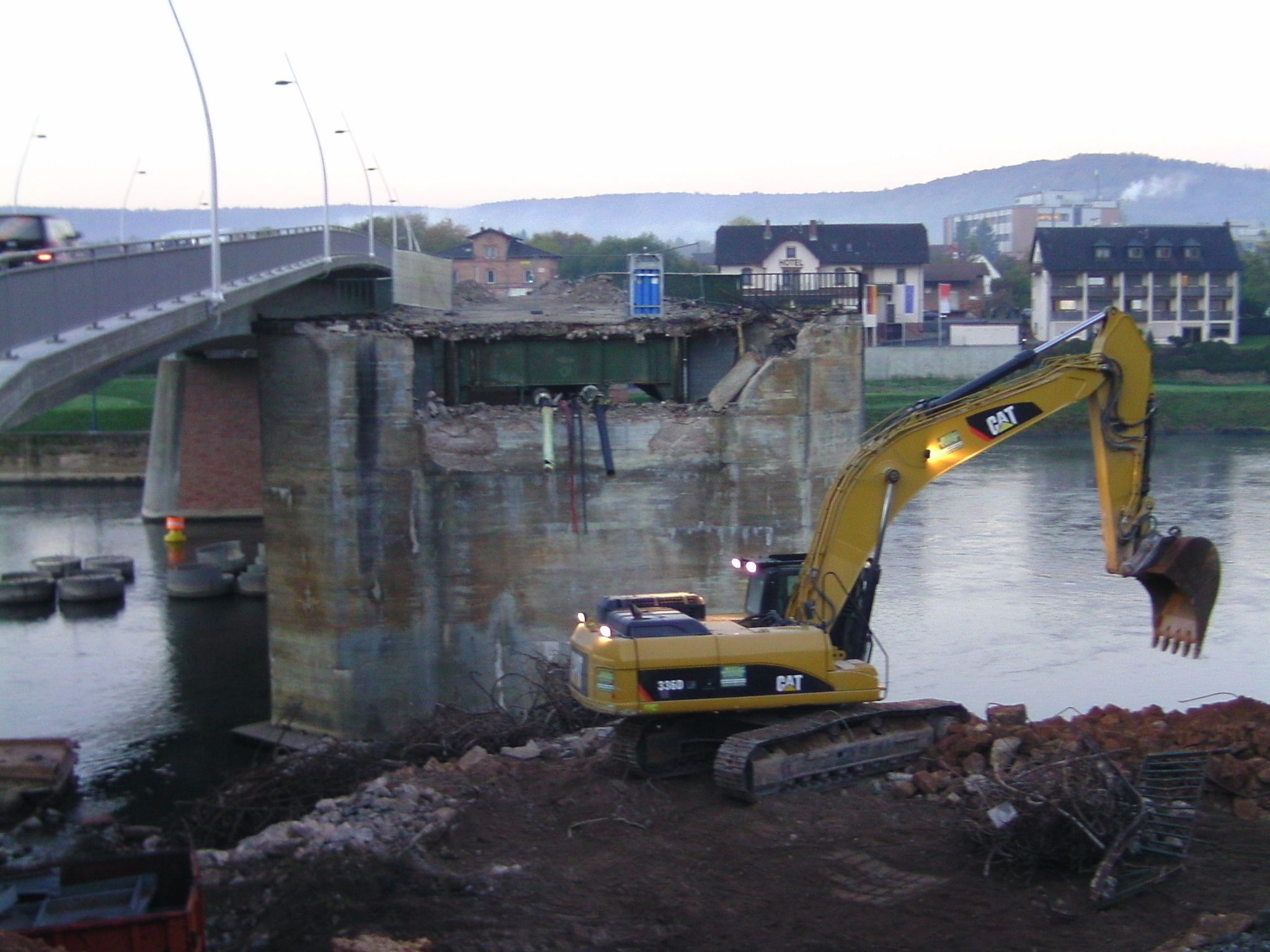 Abriss der alten Mainbrücke im Jahr 2012