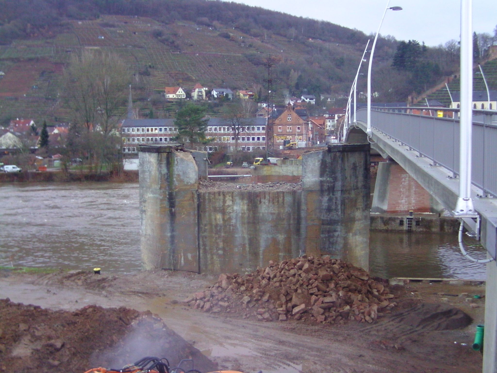 Abriss der alten Mainbrücke im Dezember 2012