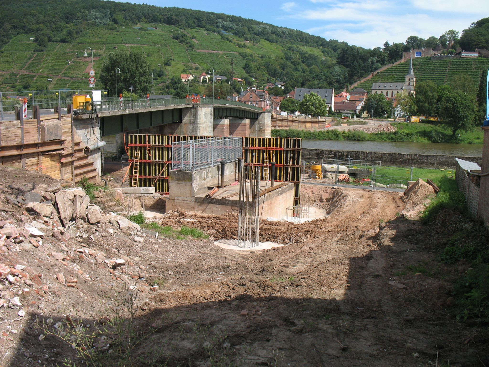 Bauarbeiten am westlichen Mainufer