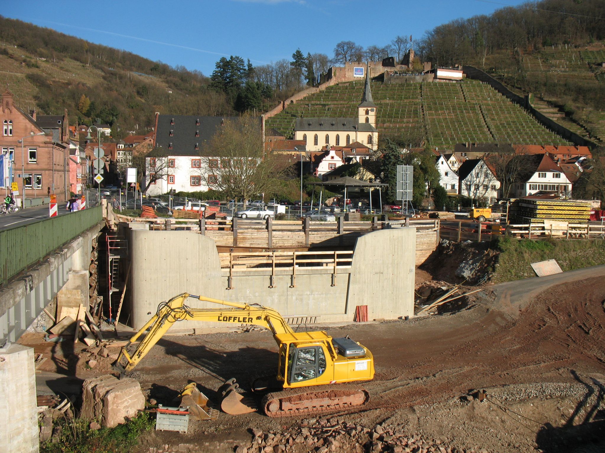 Das östliche Widerlager nimmt Form an