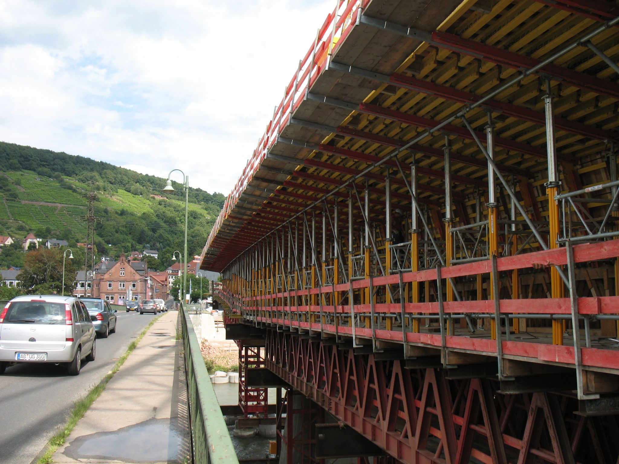 Bau der Verschalung für den westlichen Brückenteil