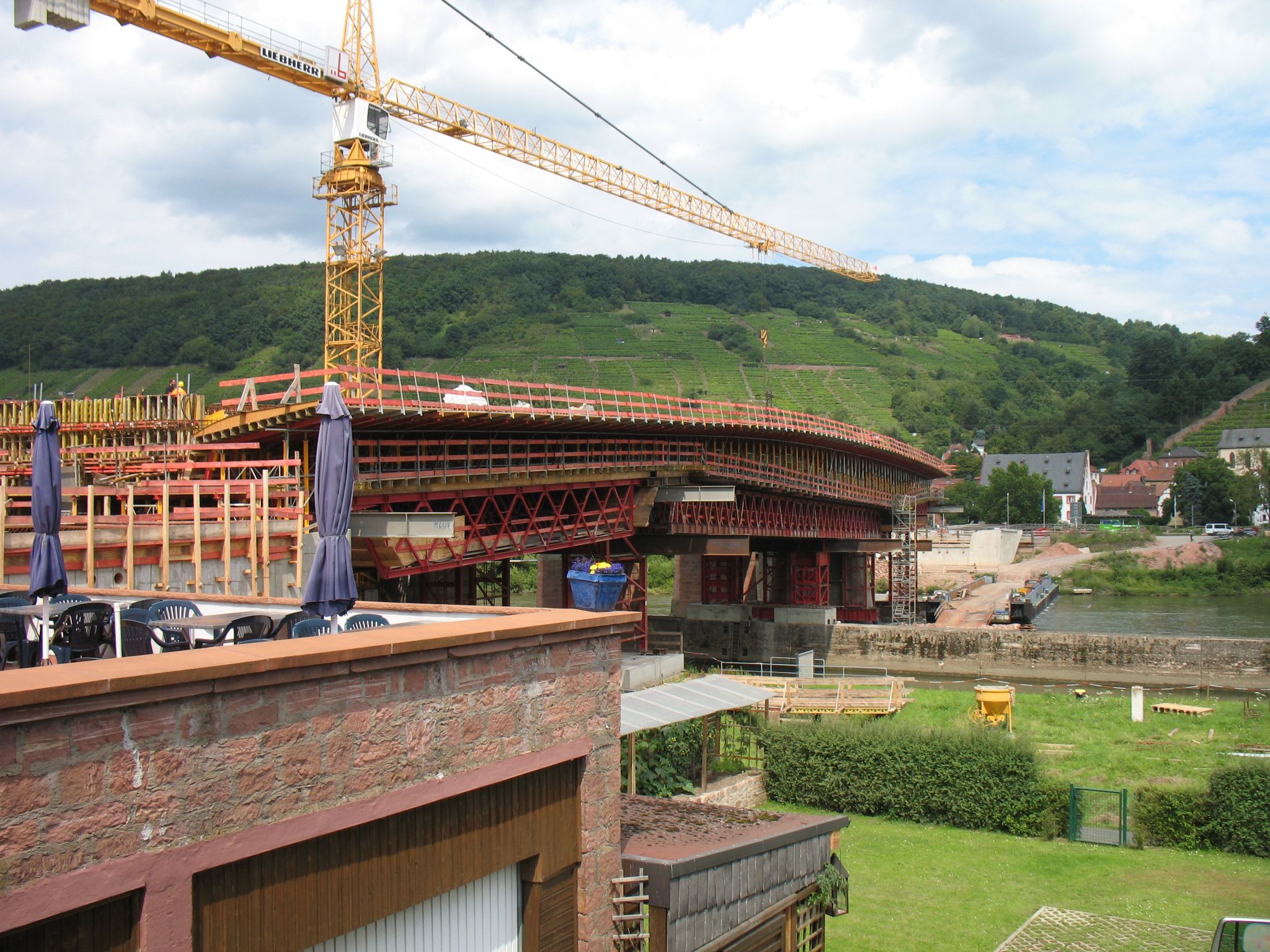 Bau der Verschalung für den westlichen Brückenteil