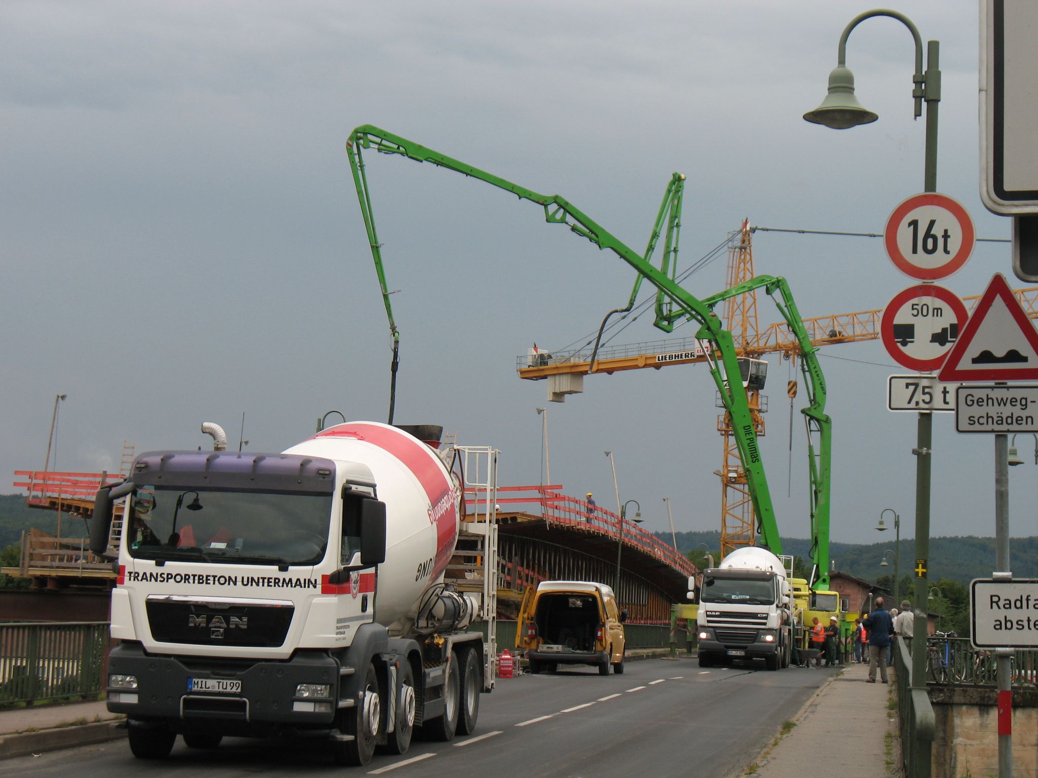 Betonierarbeiten am westlichen Brückenteil