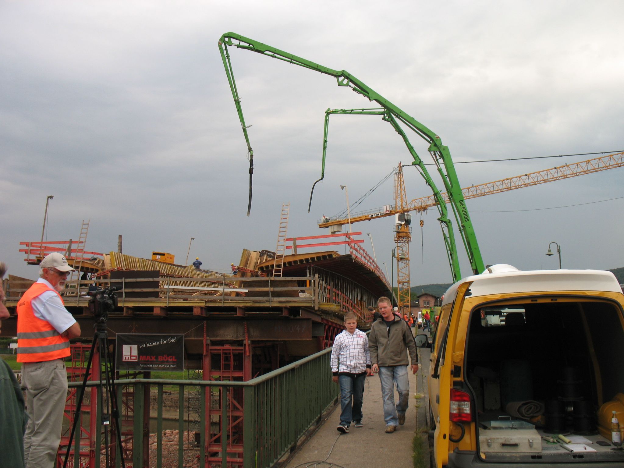 Betonierarbeiten am westlichen Brückenteil