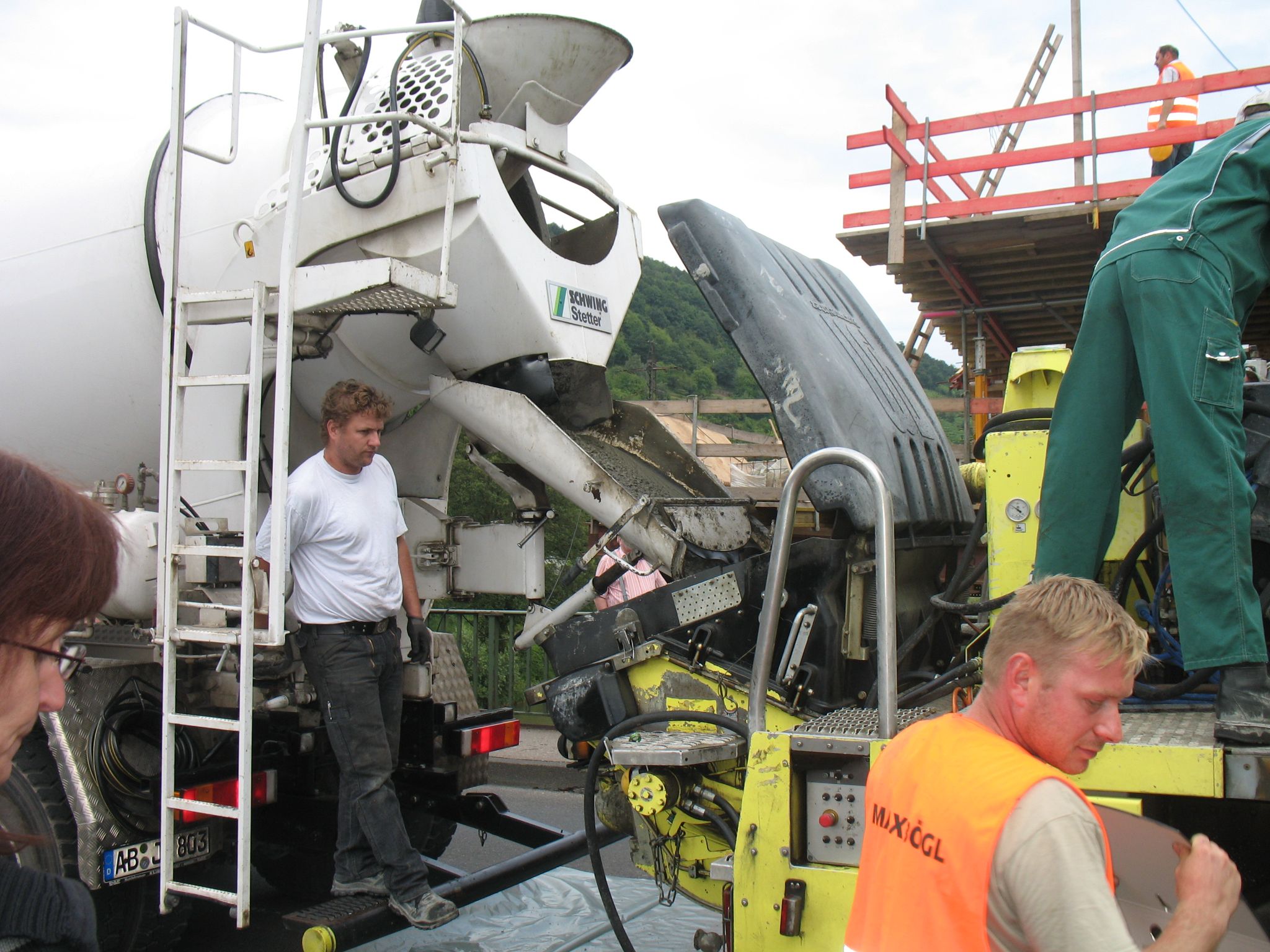 Betonierarbeiten am westlichen Brückenteil