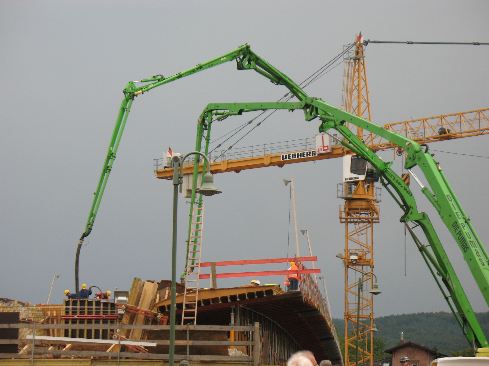 Betonierarbeiten am westlichen Brückenteil