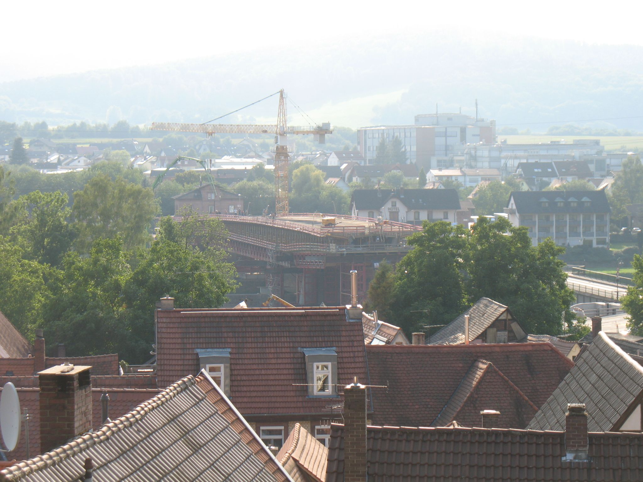 Blick vom Schlossberg auf die den Brückenbau
