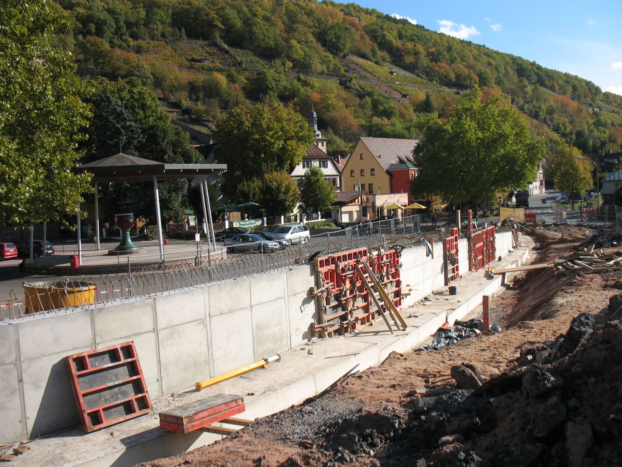 Bau einer Stützmauer am Winzerfestplatz zur Vorbereitung der Brückenauffahrt