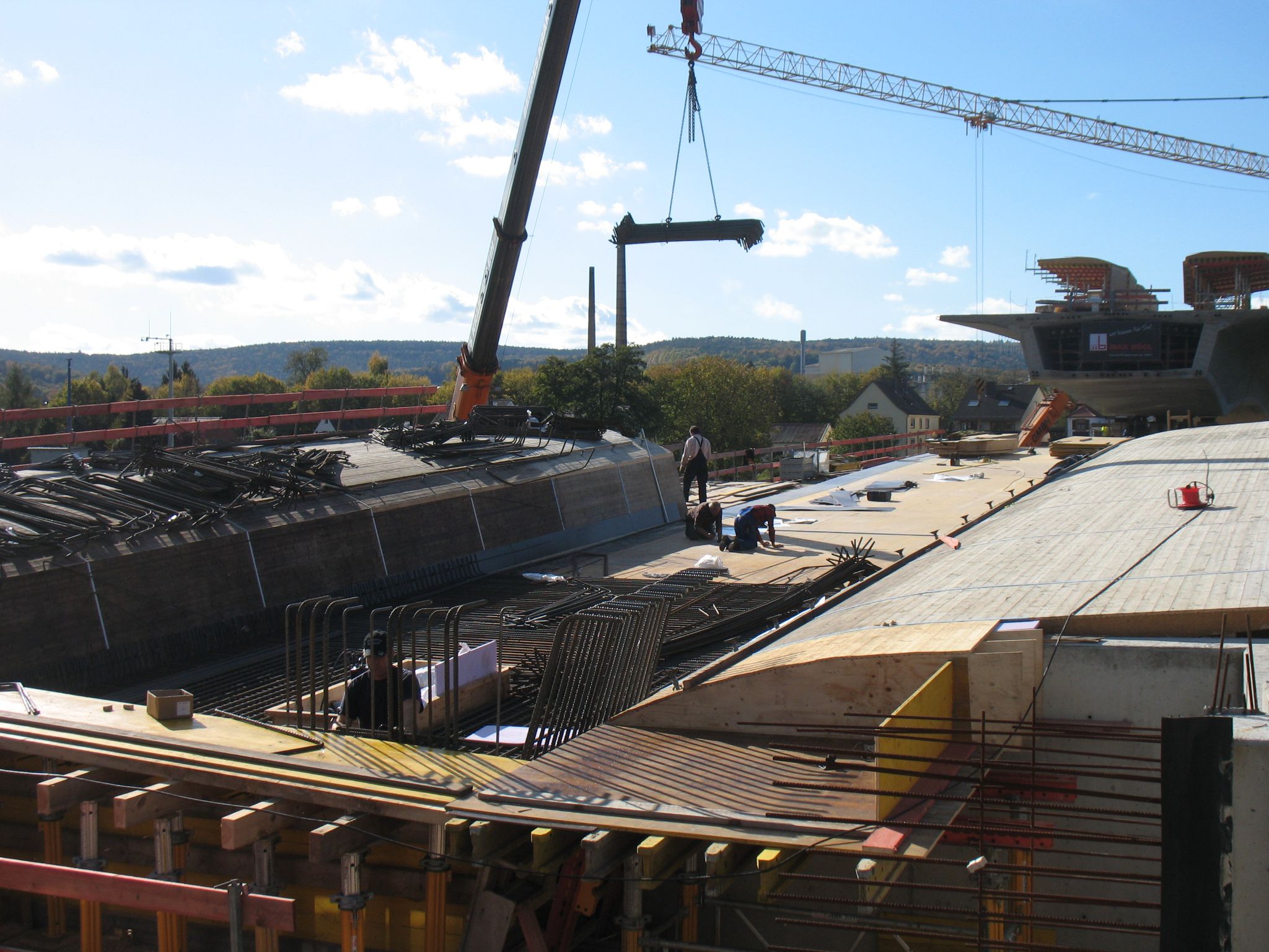 Bauarbeiten an der östlichen Brückenhälfte