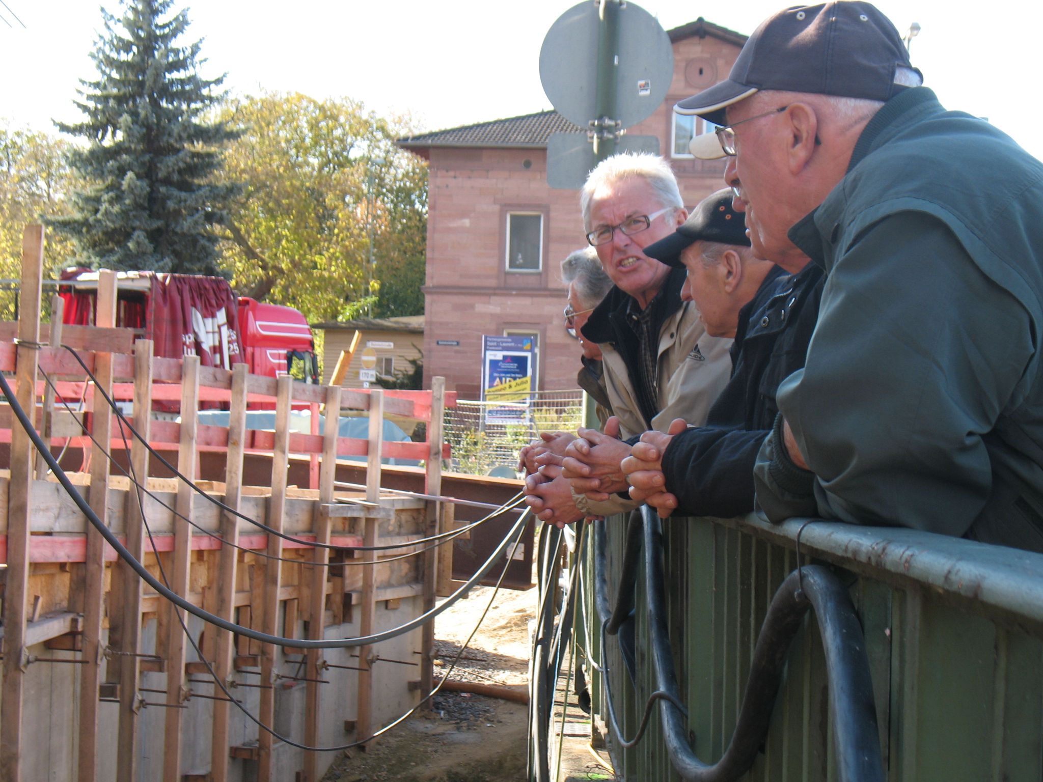 Die Bauarbeiten konnten sehr gut von der alten Mainbrücke aus beobachtet werden