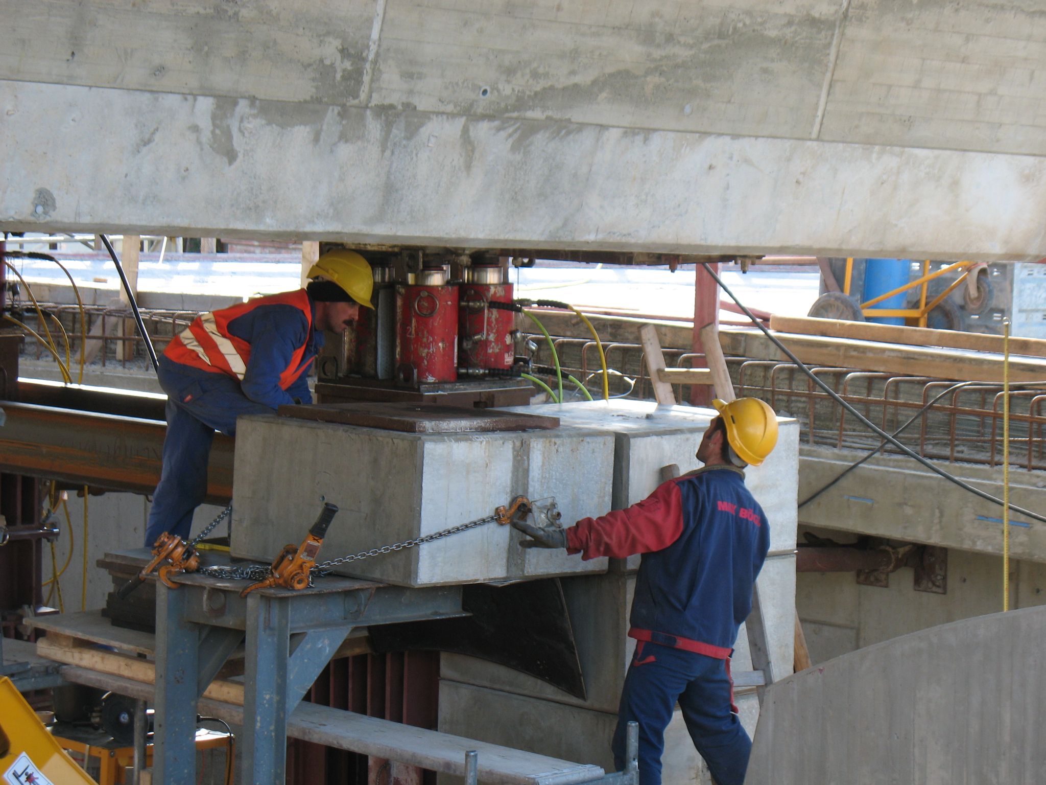 Hydraulisches Absenken der Brückenerhöhung