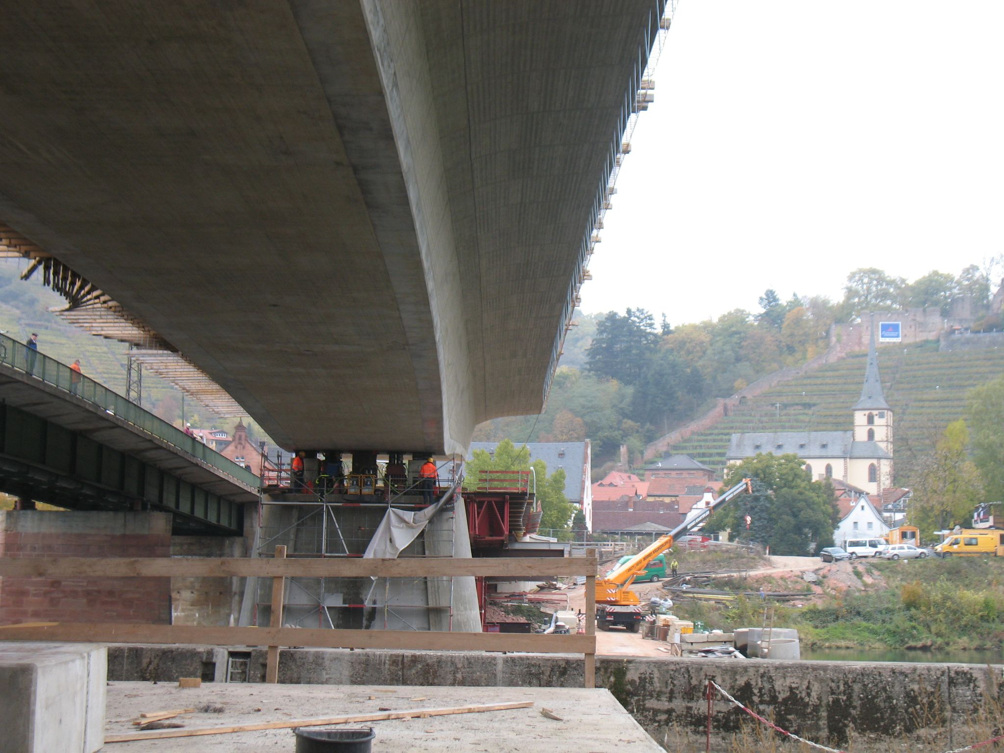 Hydraulisches Absenken der Brückenerhöhung