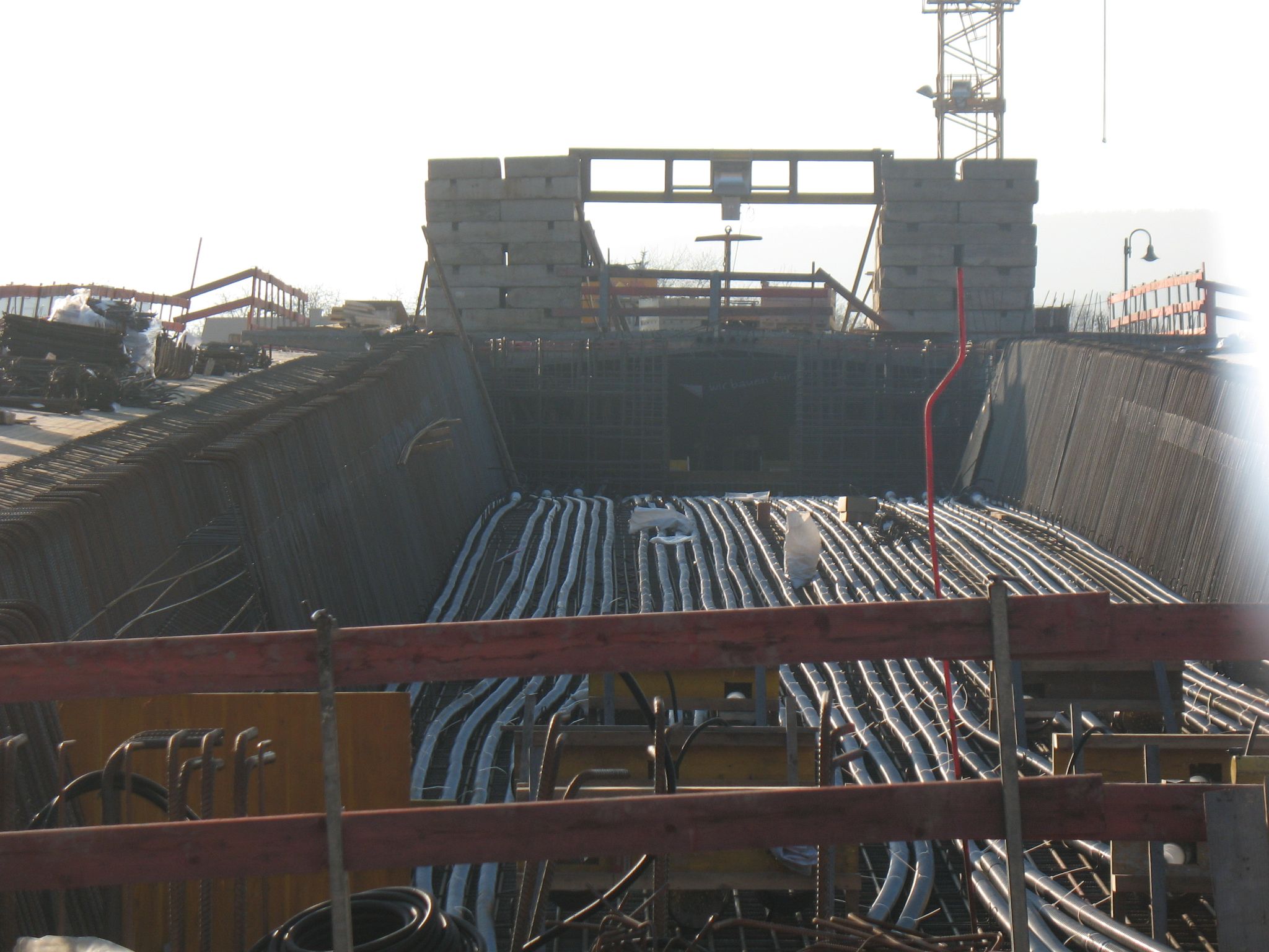 Spannseile in der Hohlkammer der Brücke