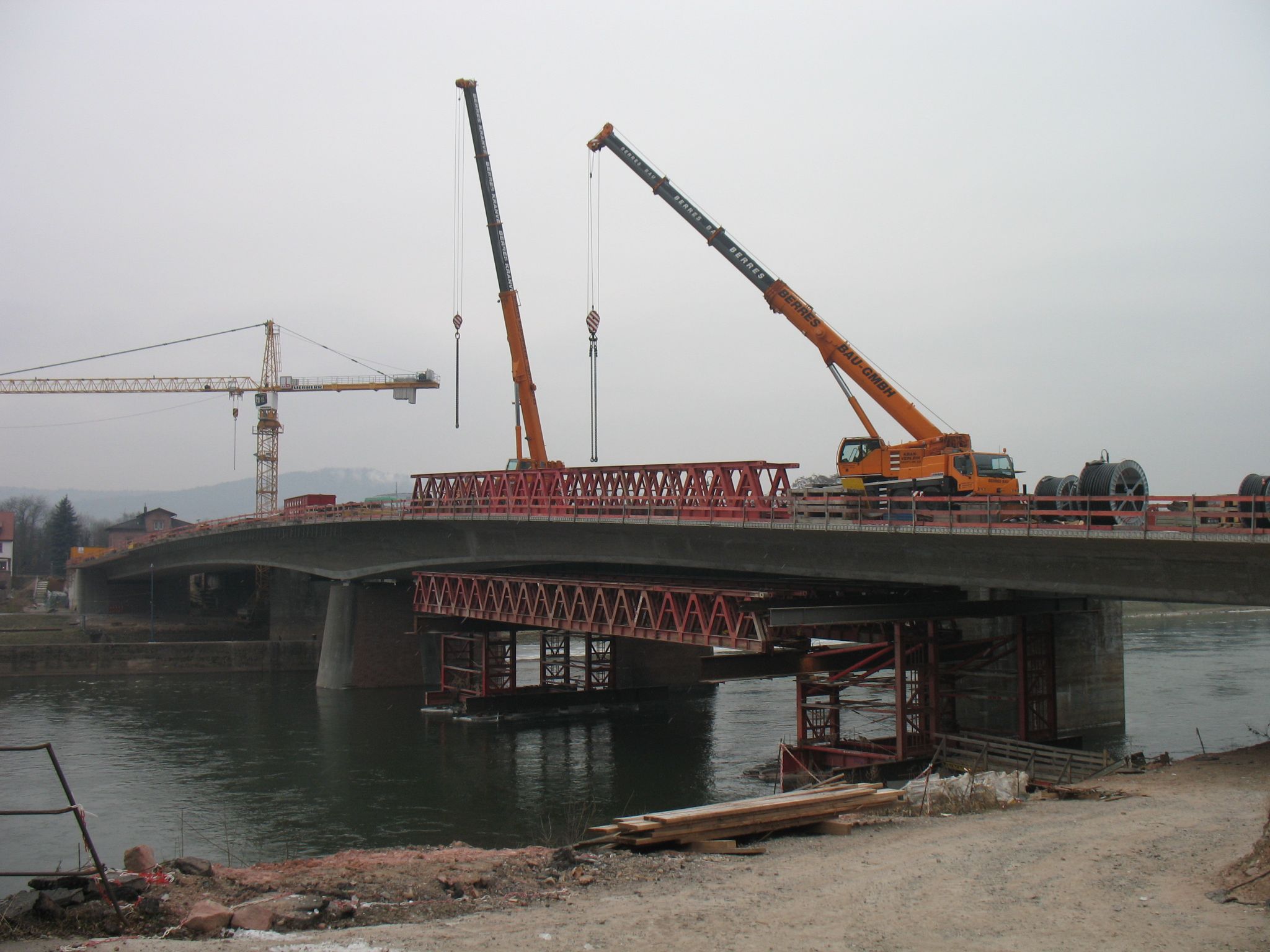 Die Trägerkonstruktion wird entfernt