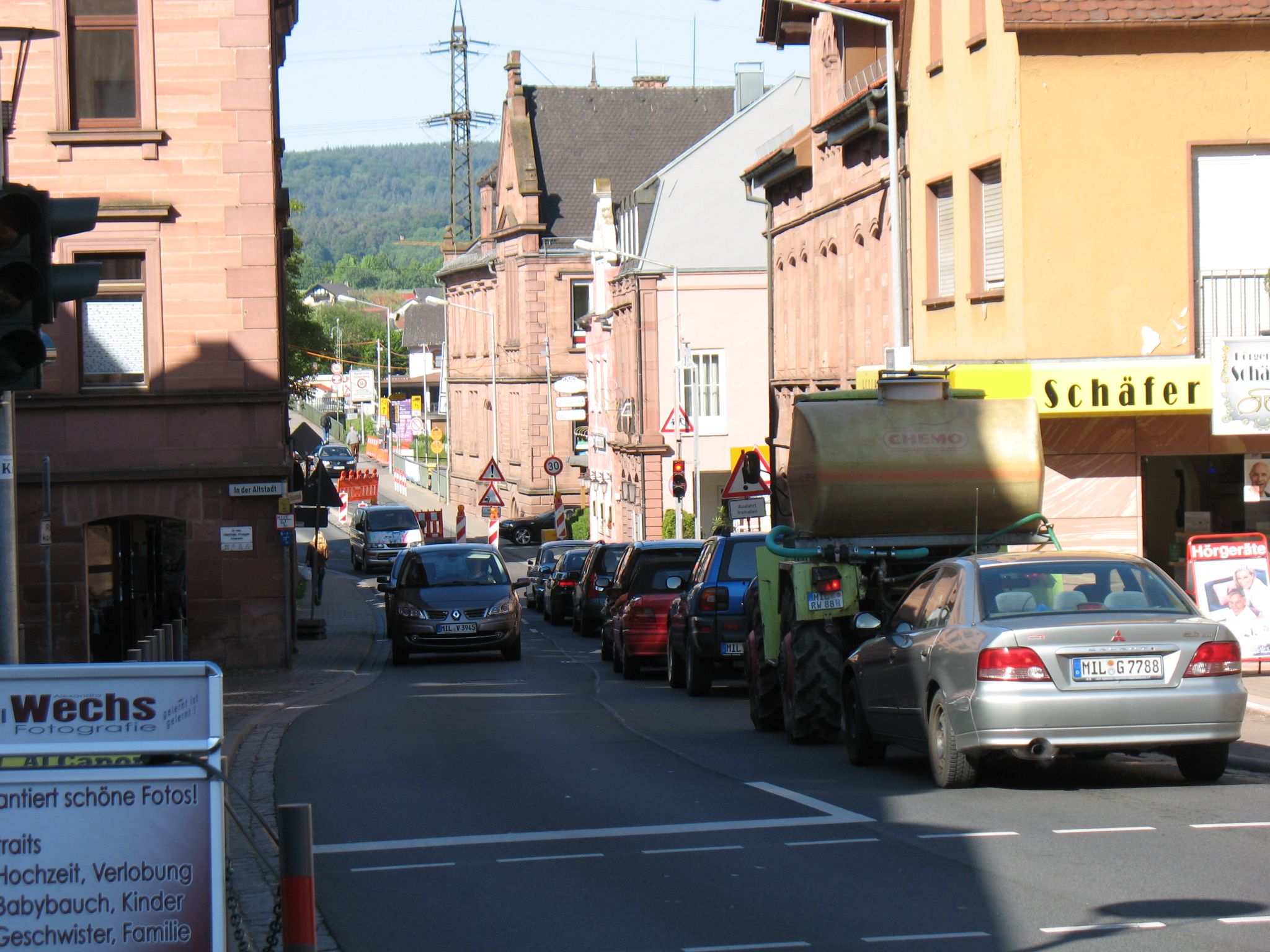 Mit dem Bau des Kreises vor der Brücke kommt es zu Verkehrsstockungen