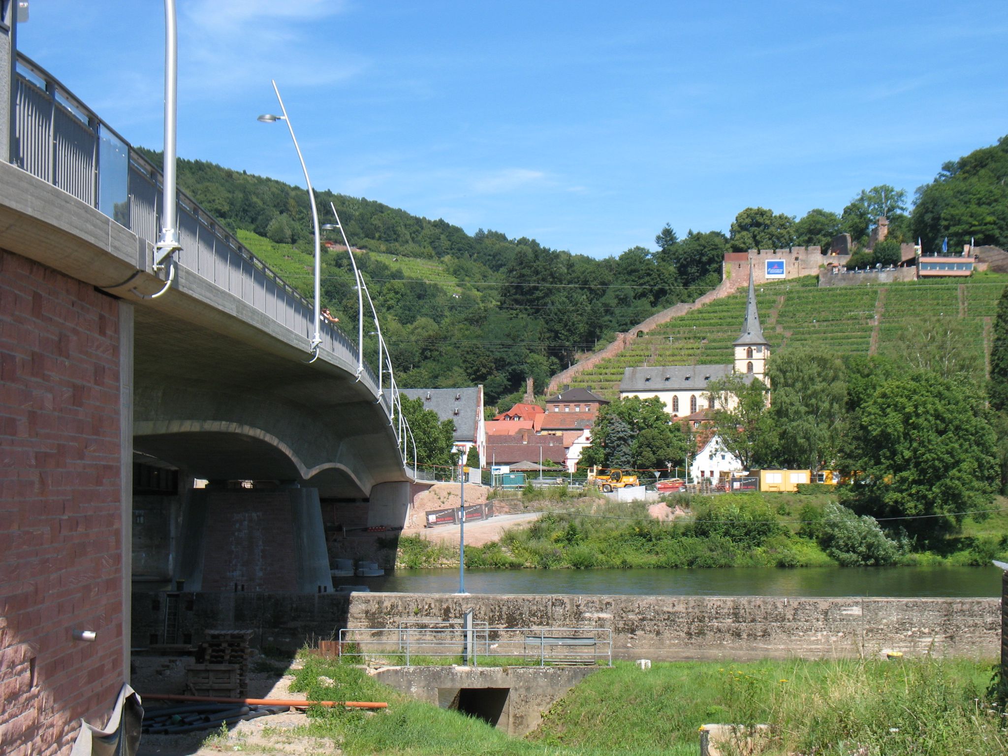 Die Brücke ist nahezu fertig gebaut