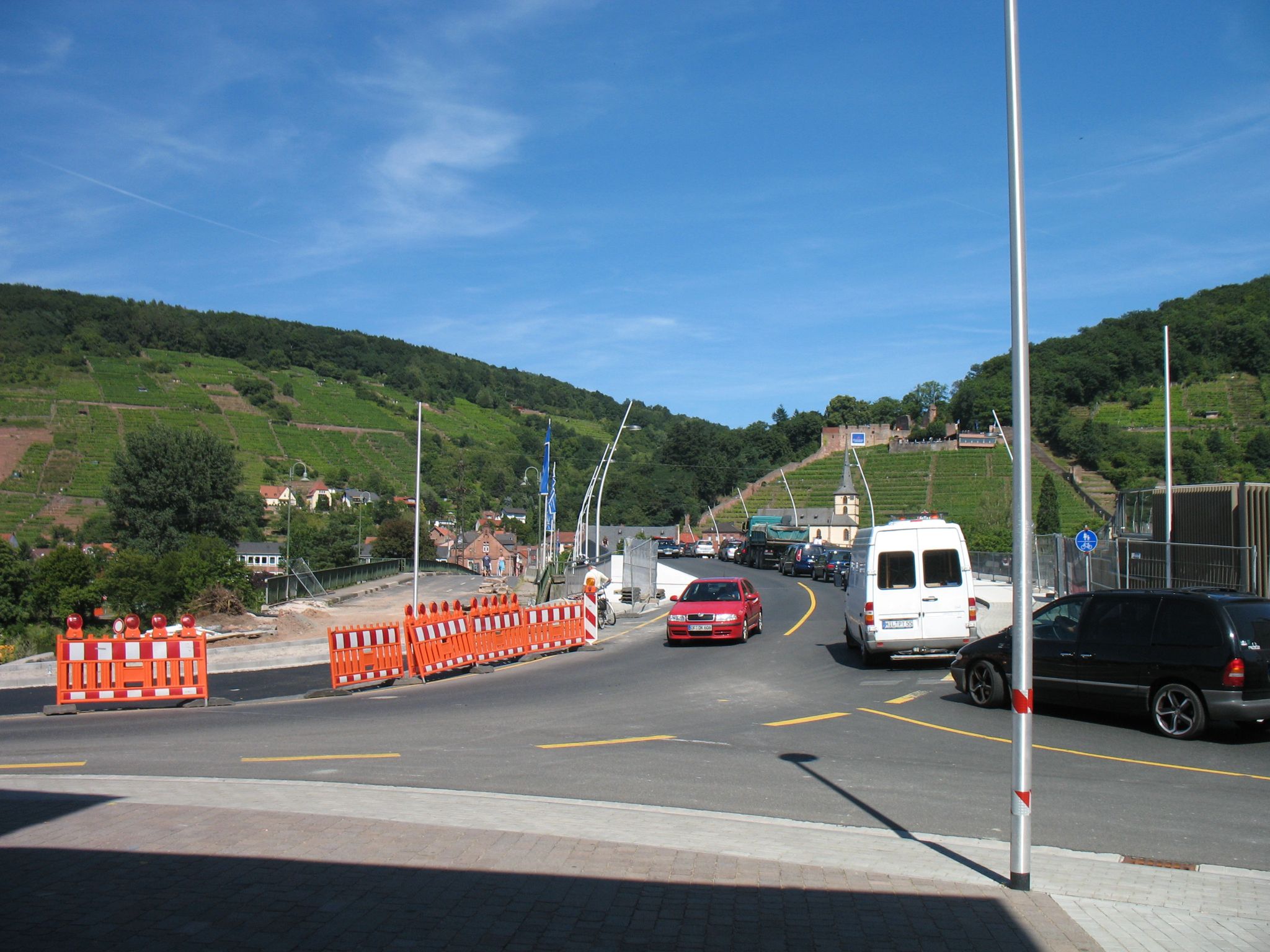 Der Verkehr fließt nun zweispurig über die neue Brücke