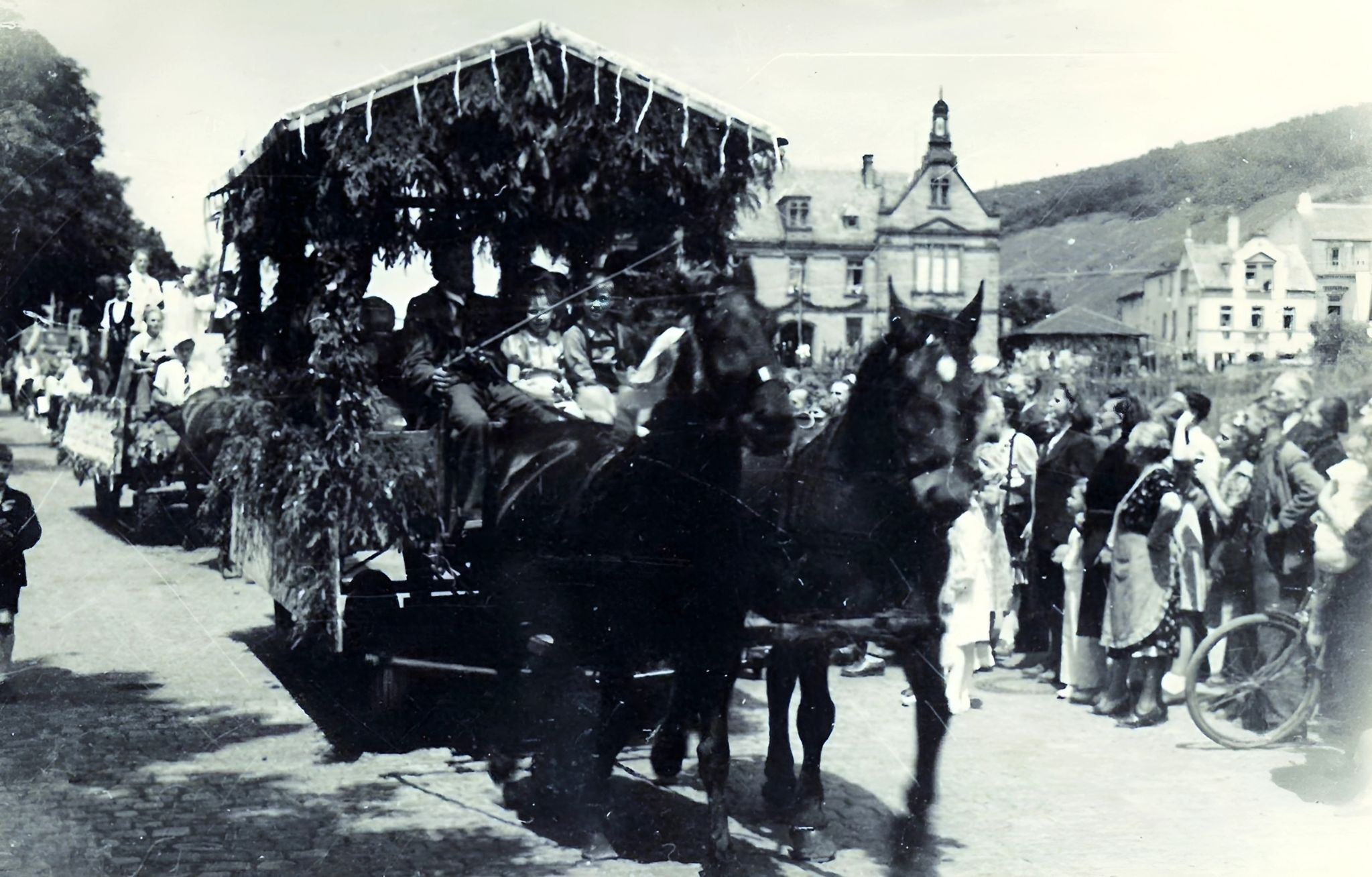 Festwagen anlässlich der Brückeneinweihung