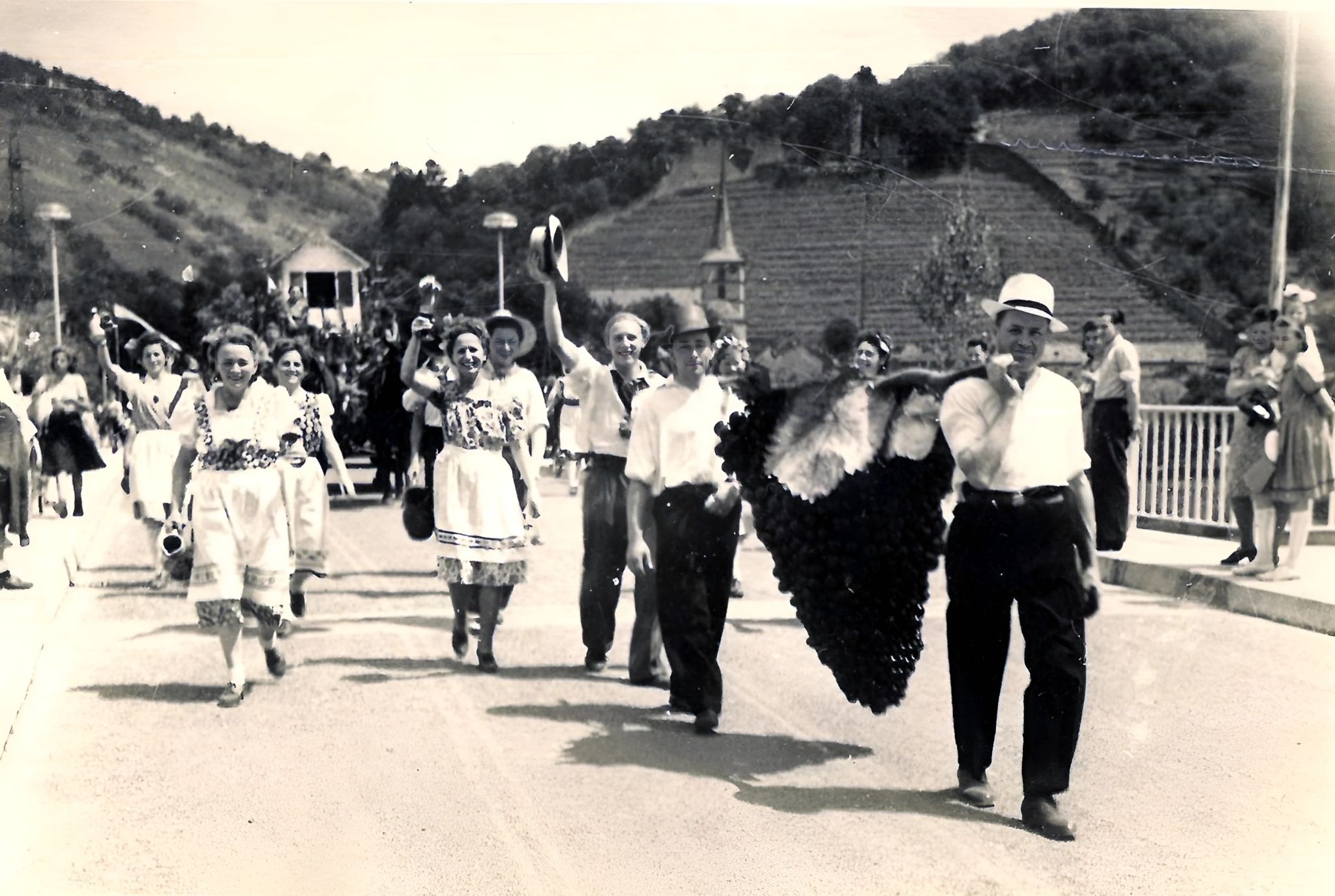 Die Winzer mit der Traube beim Festzug