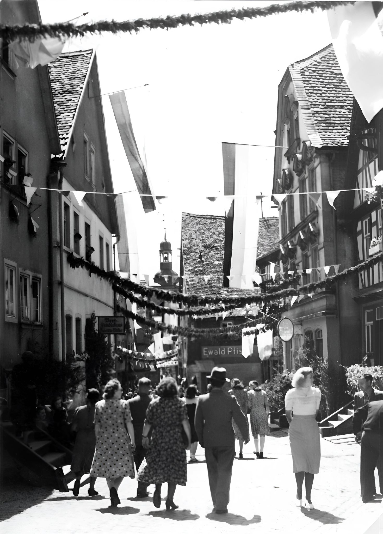 Die Stadt im Festschmuck anlässlich der Brückeneröffnung
