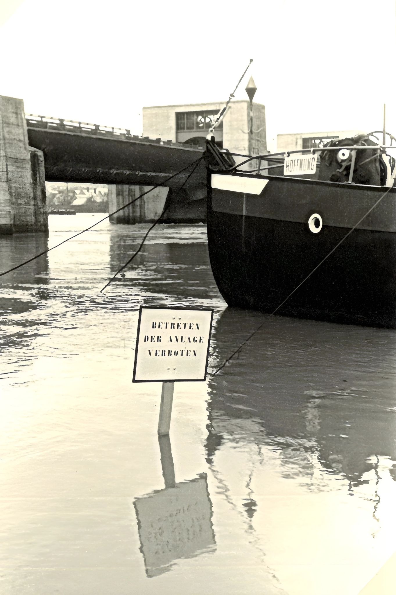 Das Schiff "Hoffnung" bei Hochwasser vor der Staustufe