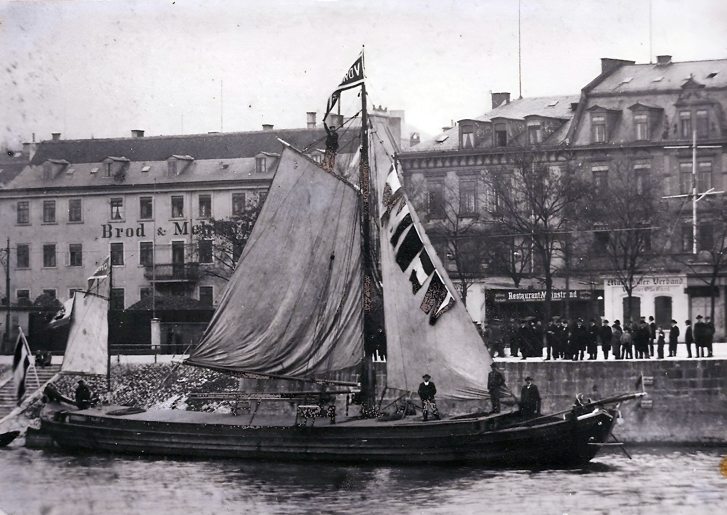 Das Segelschiff „VORSORGE" in Würzburg