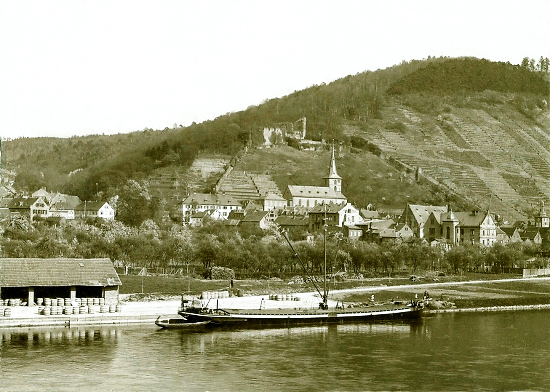 Das eiserne Mainschiff "Fortschritt" an der Tonverladestelle