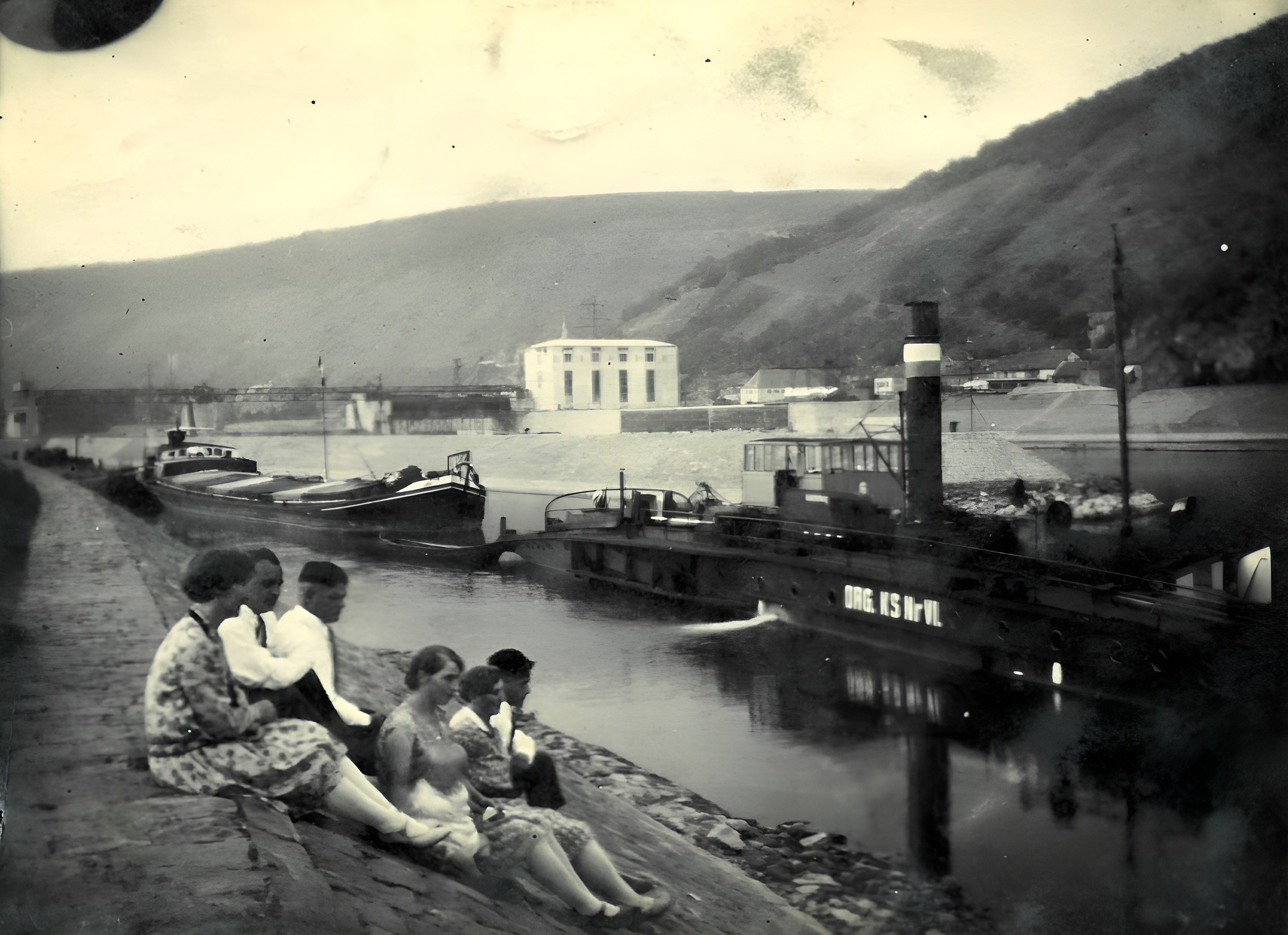 Personen beobachten das Ausfahren des Kettenschleppschiffes