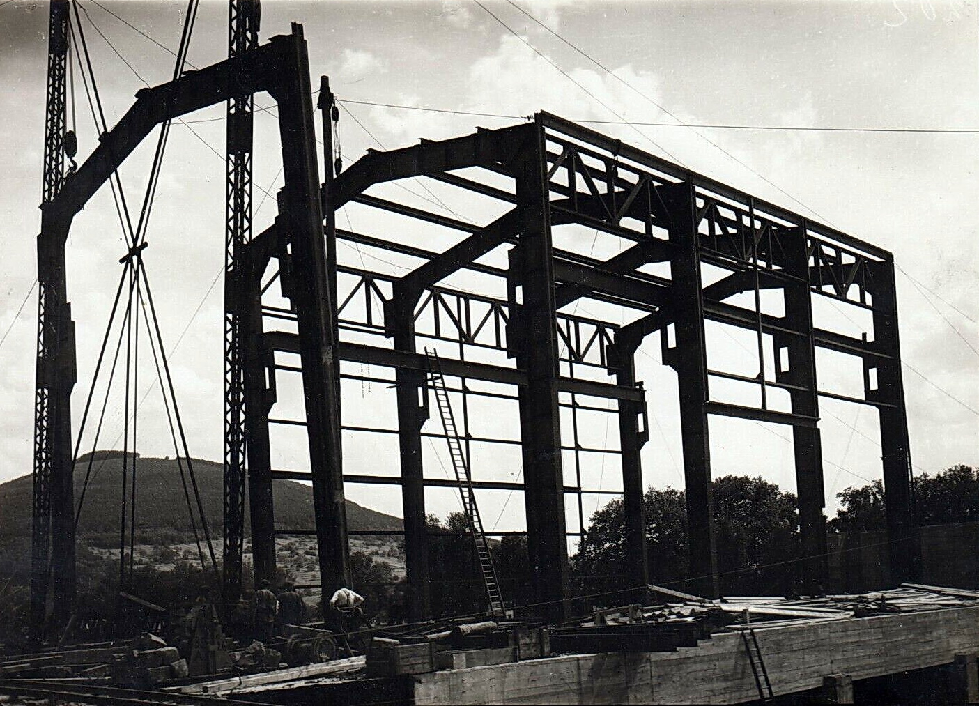 Aufstellung der Rahmenbinder für das Kraftwerkshaus 1929