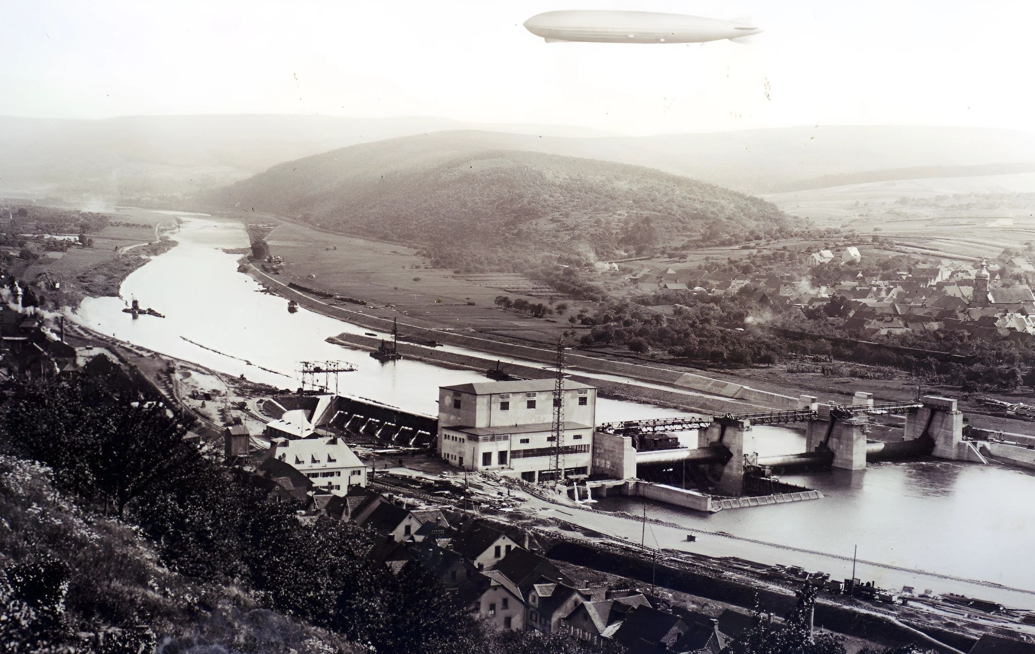 Zeppelin D LZ 127 über dem neuen Kraftwerk